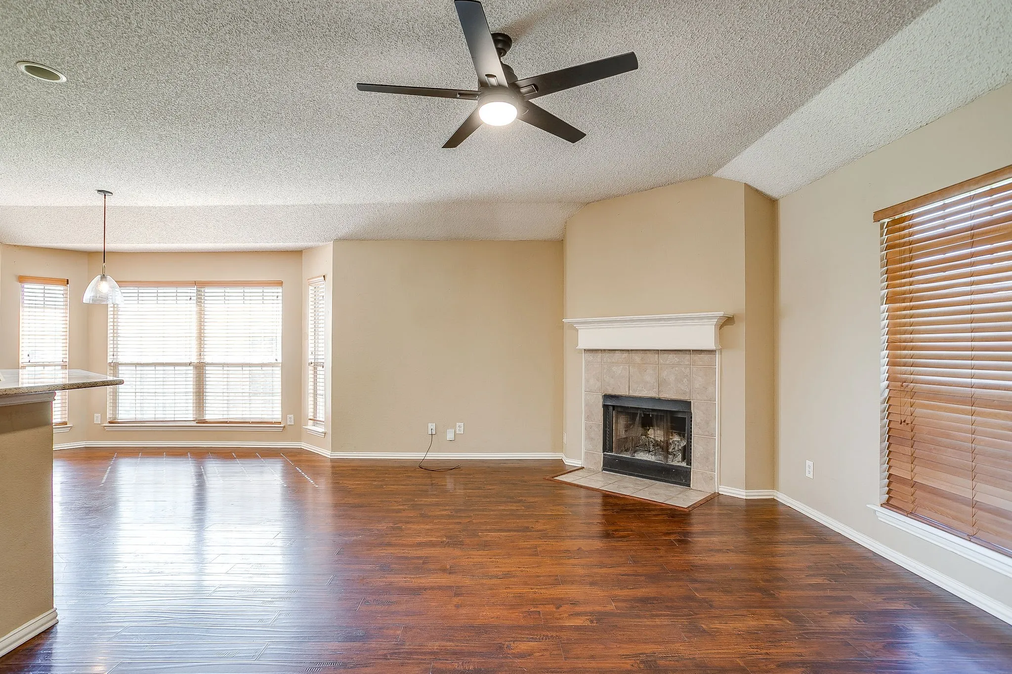 Single Family Residence For Rent in Parker County , 219 Aspen Loop, Aledo, Texas 76008, 3 Bedroom, 2 Bathroom, 2 Garage spaces, 1,754 Sqft, built in 1997, mls#21420011, Real Estate Agent in Aledo, Homes For Rent in Parker county, Homes For Rent in Aledo, Realtor in Aledo Texas, Real Estate Brokerage Independent Realty Texas, Luminita Cordes Realtor