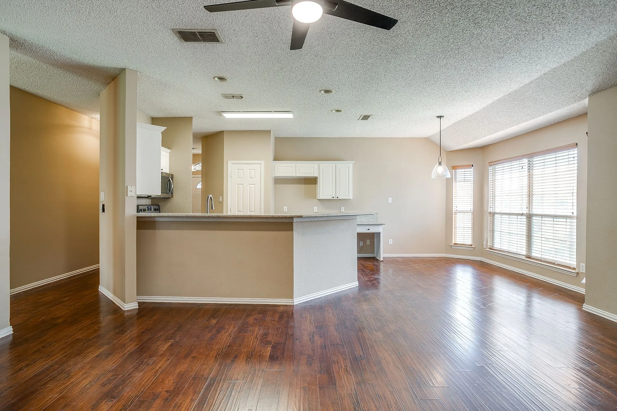 Single Family Residence For Rent in Parker County , 219 Aspen Loop, Aledo, Texas 76008, 3 Bedroom, 2 Bathroom, 2 Garage spaces, 1,754 Sqft, built in 1997, mls#21420011, Real Estate Agent in Aledo, Homes For Rent in Parker county, Homes For Rent in Aledo, Realtor in Aledo Texas, Real Estate Brokerage Independent Realty Texas, Luminita Cordes Realtor