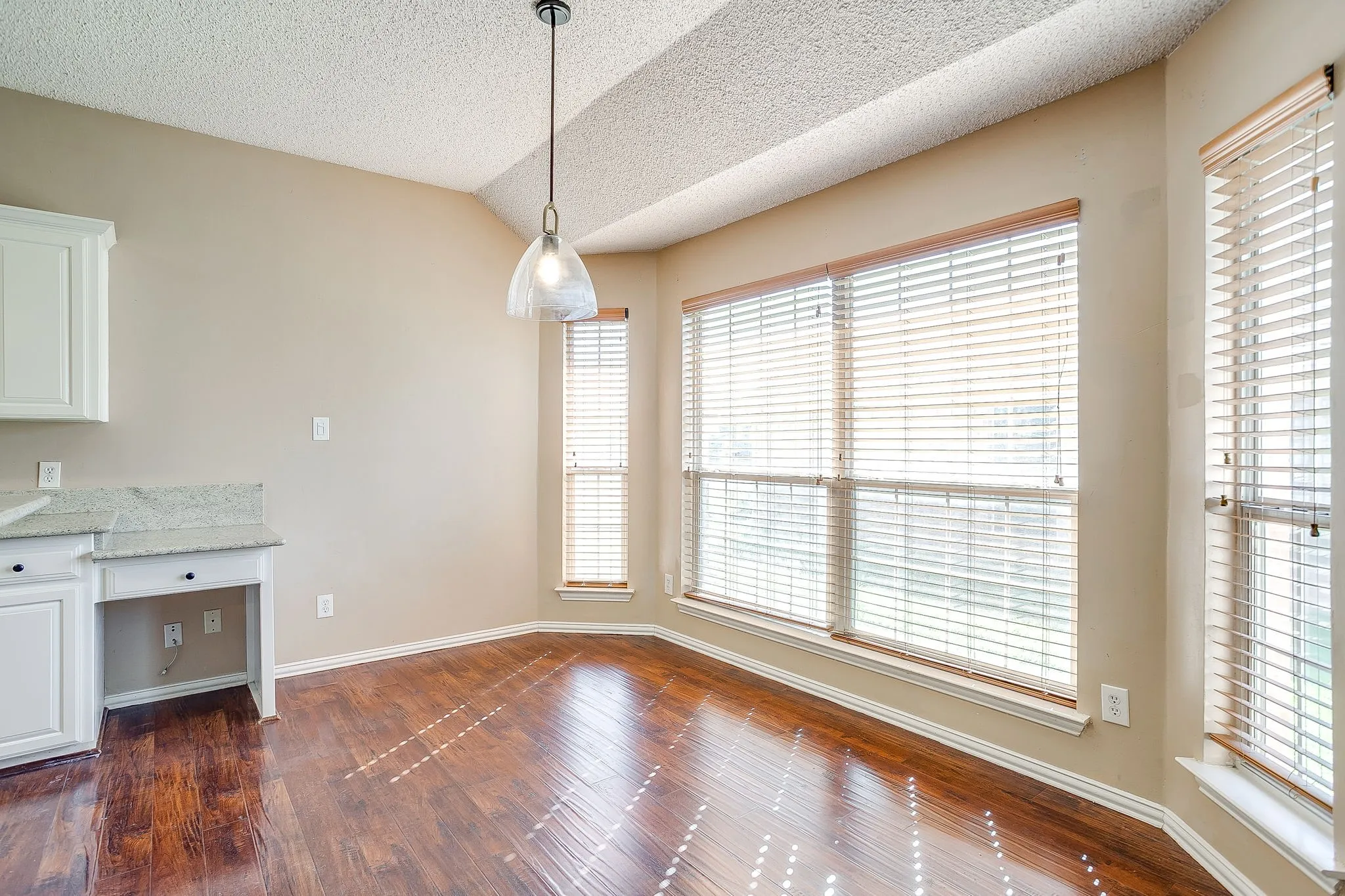 Single Family Residence For Rent in Parker County , 219 Aspen Loop, Aledo, Texas 76008, 3 Bedroom, 2 Bathroom, 2 Garage spaces, 1,754 Sqft, built in 1997, mls#21420011, Real Estate Agent in Aledo, Homes For Rent in Parker county, Homes For Rent in Aledo, Realtor in Aledo Texas, Real Estate Brokerage Independent Realty Texas, Luminita Cordes Realtor