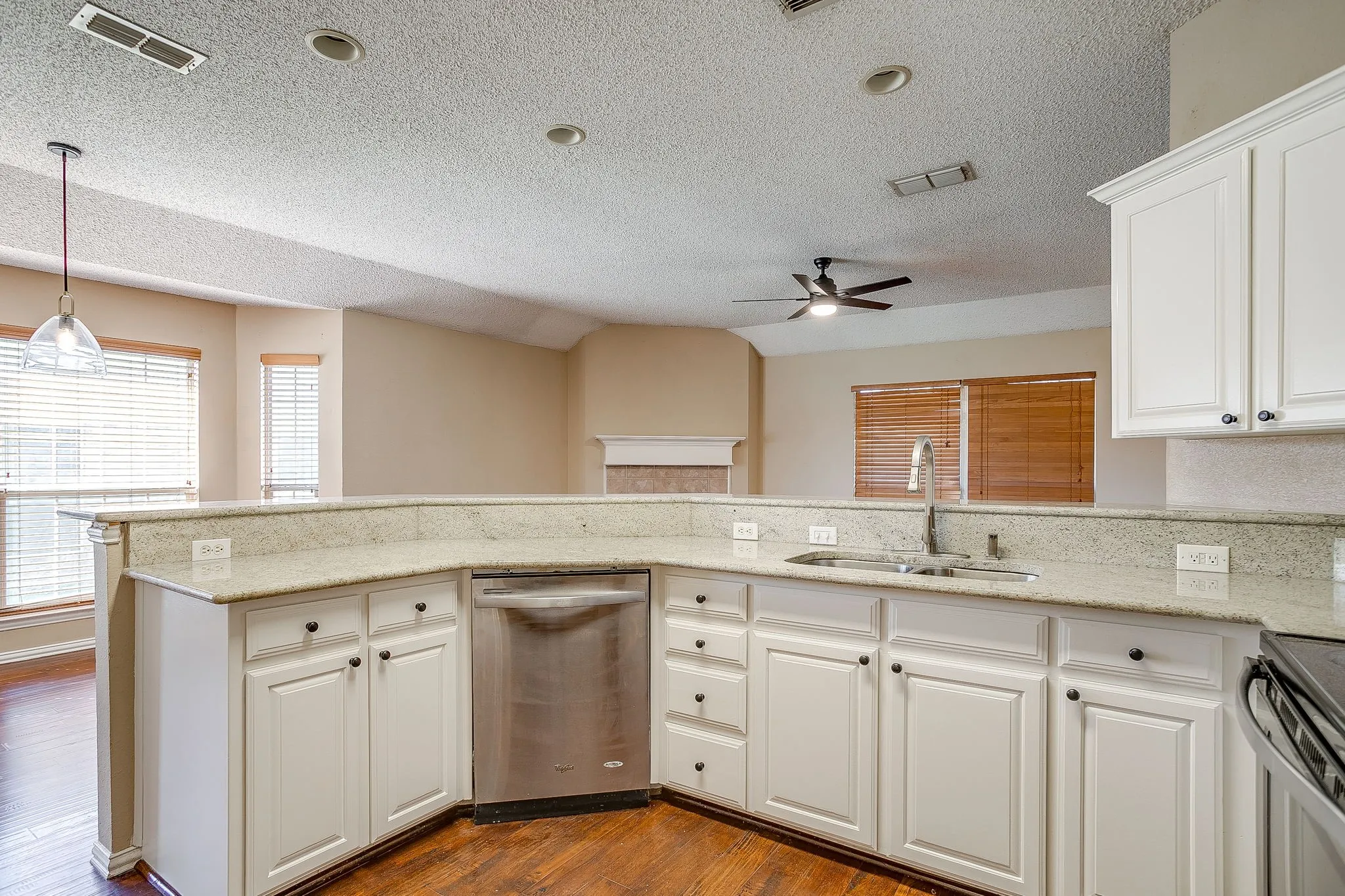 Single Family Residence For Rent in Parker County , 219 Aspen Loop, Aledo, Texas 76008, 3 Bedroom, 2 Bathroom, 2 Garage spaces, 1,754 Sqft, built in 1997, mls#21420011, Real Estate Agent in Aledo, Homes For Rent in Parker county, Homes For Rent in Aledo, Realtor in Aledo Texas, Real Estate Brokerage Independent Realty Texas, Luminita Cordes Realtor