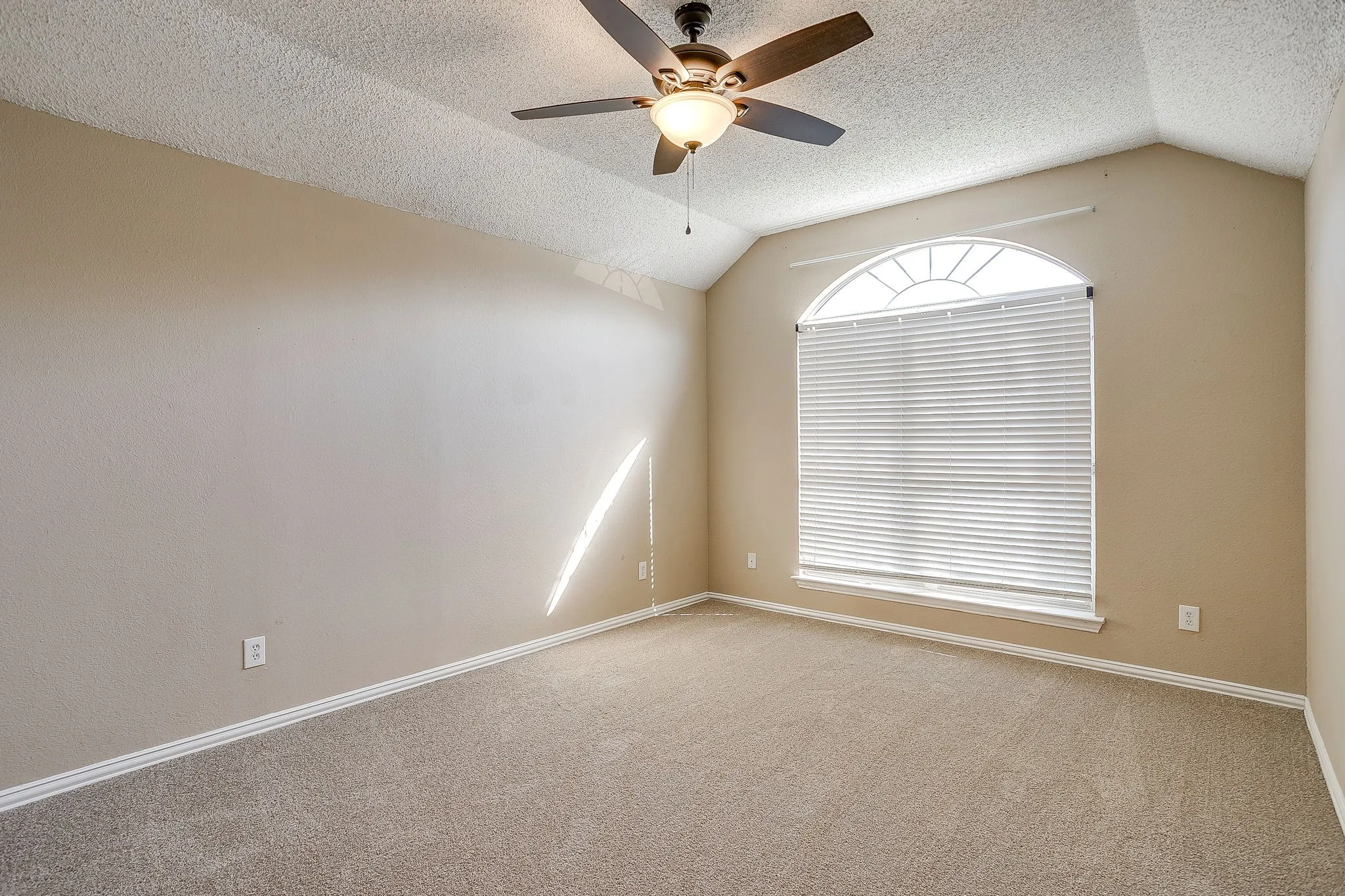 Single Family Residence For Rent in Parker County , 219 Aspen Loop, Aledo, Texas 76008, 3 Bedroom, 2 Bathroom, 2 Garage spaces, 1,754 Sqft, built in 1997, mls#21420011, Real Estate Agent in Aledo, Homes For Rent in Parker county, Homes For Rent in Aledo, Realtor in Aledo Texas, Real Estate Brokerage Independent Realty Texas, Luminita Cordes Realtor