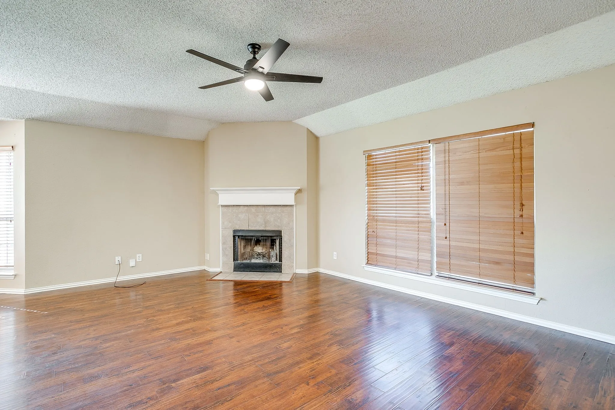 Single Family Residence For Rent in Parker County , 219 Aspen Loop, Aledo, Texas 76008, 3 Bedroom, 2 Bathroom, 2 Garage spaces, 1,754 Sqft, built in 1997, mls#21420011, Real Estate Agent in Aledo, Homes For Rent in Parker county, Homes For Rent in Aledo, Realtor in Aledo Texas, Real Estate Brokerage Independent Realty Texas, Luminita Cordes Realtor