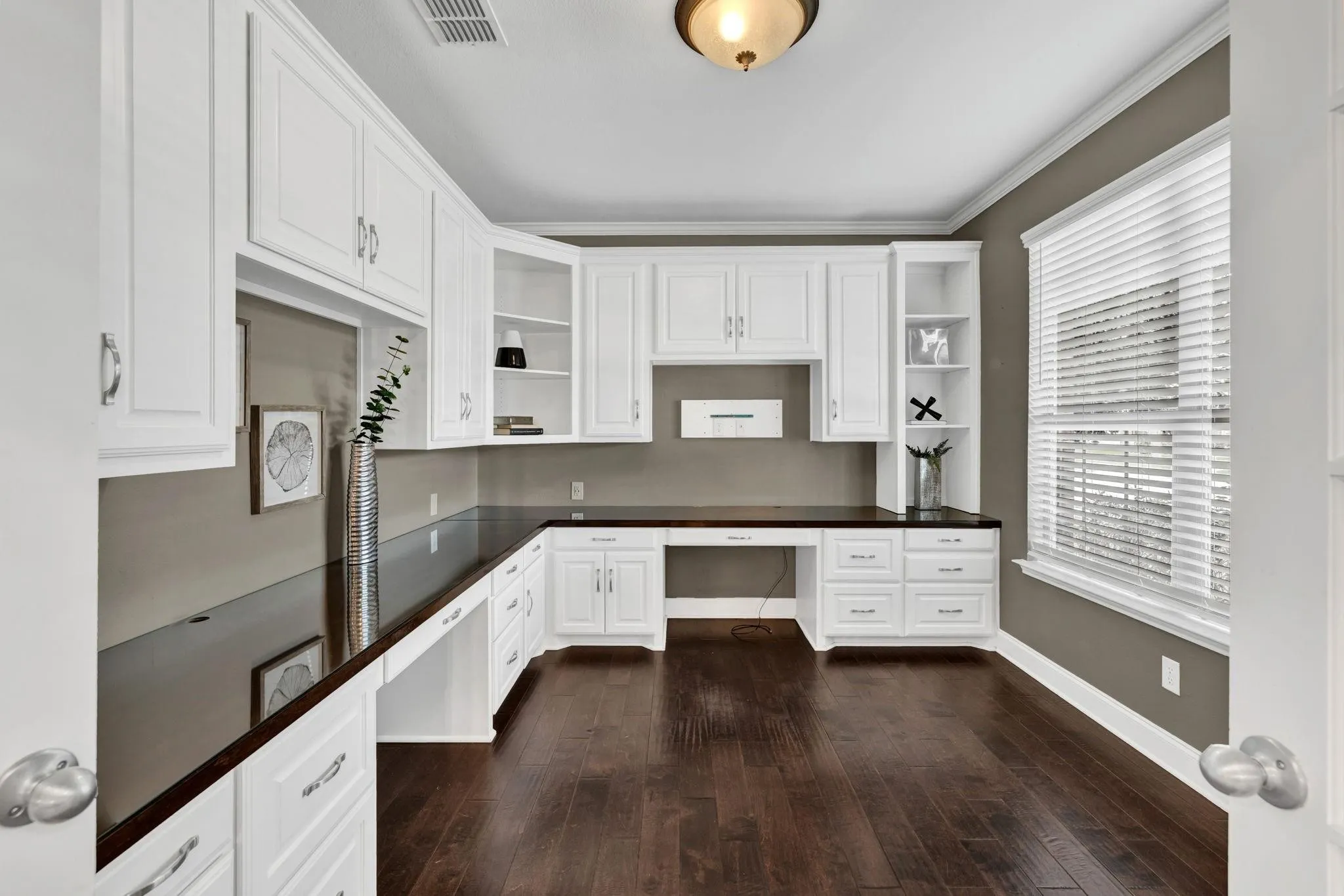 Single Family Residence For Sale in Denton County , 1097 Southampton Drive, Frisco, Texas 75036, 4 Bedroom, 4 Bathroom, 2 Garage spaces, 3,152 Sqft, built in 2003, mls#21419688, Real Estate Agent in Frisco, Homes For Sale in Denton county, Homes For Sale in Frisco, Realtor in Frisco Texas, Real Estate Brokerage Independent Realty Texas, Luminita Cordes Realtor