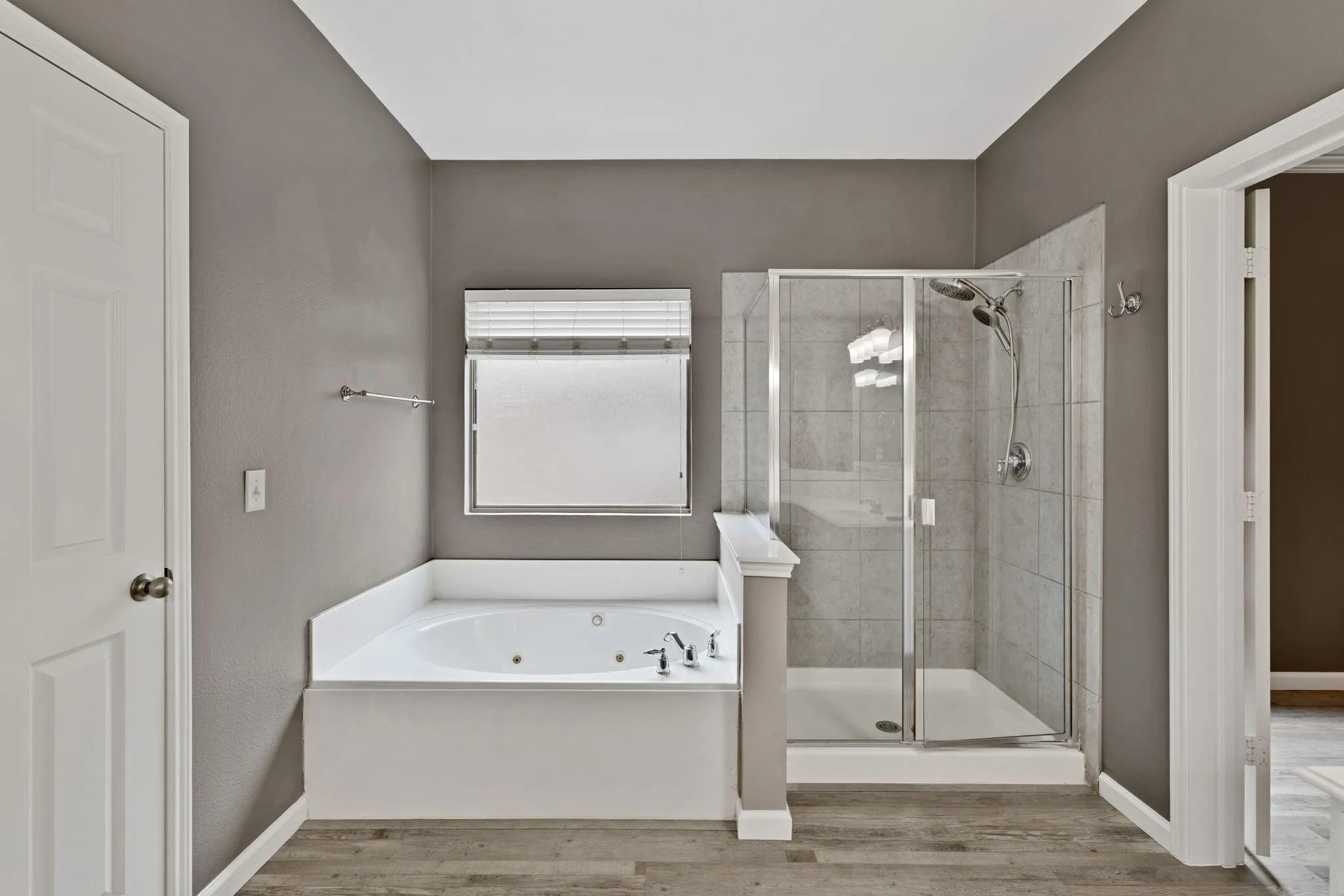 Single Family Residence For Sale in Denton County , 1097 Southampton Drive, Frisco, Texas 75036, 4 Bedroom, 4 Bathroom, 2 Garage spaces, 3,152 Sqft, built in 2003, mls#21419688, Real Estate Agent in Frisco, Homes For Sale in Denton county, Homes For Sale in Frisco, Realtor in Frisco Texas, Real Estate Brokerage Independent Realty Texas, Luminita Cordes Realtor