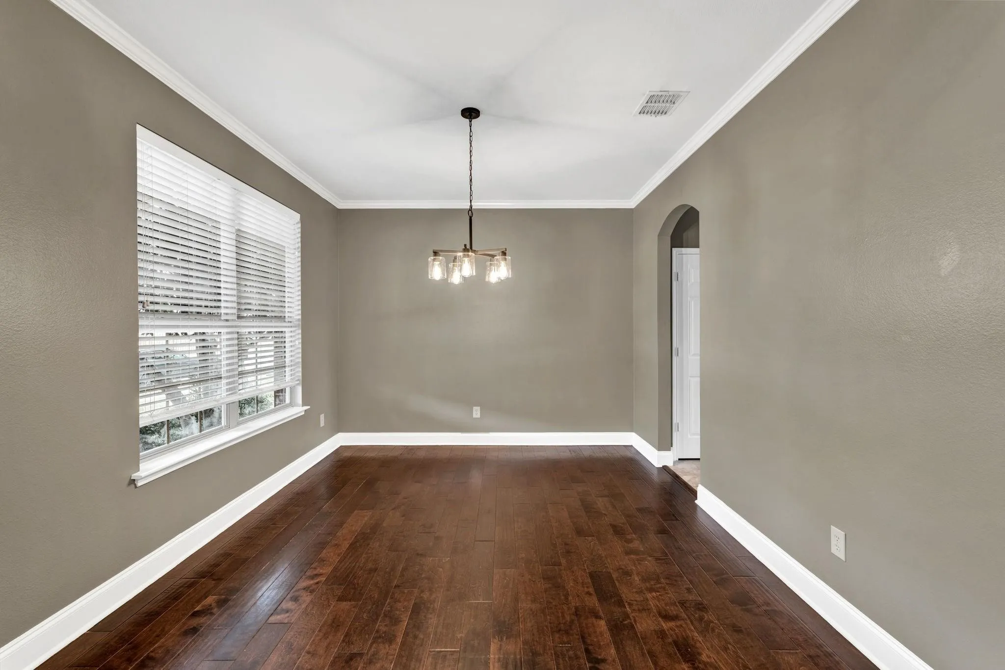 Single Family Residence For Sale in Denton County , 1097 Southampton Drive, Frisco, Texas 75036, 4 Bedroom, 4 Bathroom, 2 Garage spaces, 3,152 Sqft, built in 2003, mls#21419688, Real Estate Agent in Frisco, Homes For Sale in Denton county, Homes For Sale in Frisco, Realtor in Frisco Texas, Real Estate Brokerage Independent Realty Texas, Luminita Cordes Realtor