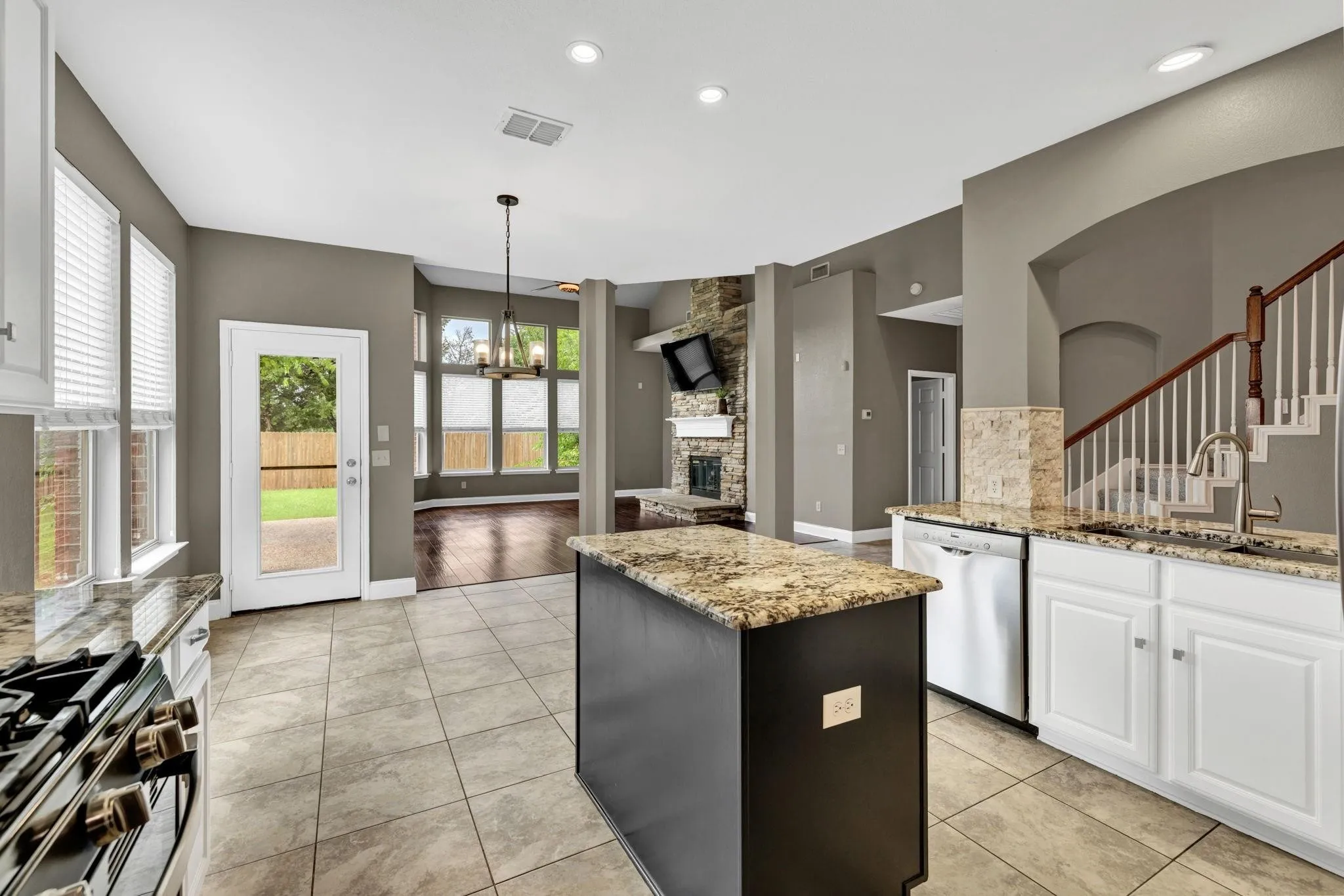 Single Family Residence For Sale in Denton County , 1097 Southampton Drive, Frisco, Texas 75036, 4 Bedroom, 4 Bathroom, 2 Garage spaces, 3,152 Sqft, built in 2003, mls#21419688, Real Estate Agent in Frisco, Homes For Sale in Denton county, Homes For Sale in Frisco, Realtor in Frisco Texas, Real Estate Brokerage Independent Realty Texas, Luminita Cordes Realtor
