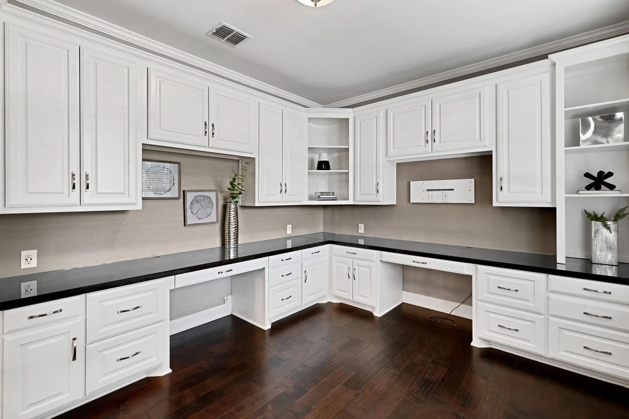 Single Family Residence For Sale in Denton County , 1097 Southampton Drive, Frisco, Texas 75036, 4 Bedroom, 4 Bathroom, 2 Garage spaces, 3,152 Sqft, built in 2003, mls#21419688, Real Estate Agent in Frisco, Homes For Sale in Denton county, Homes For Sale in Frisco, Realtor in Frisco Texas, Real Estate Brokerage Independent Realty Texas, Luminita Cordes Realtor