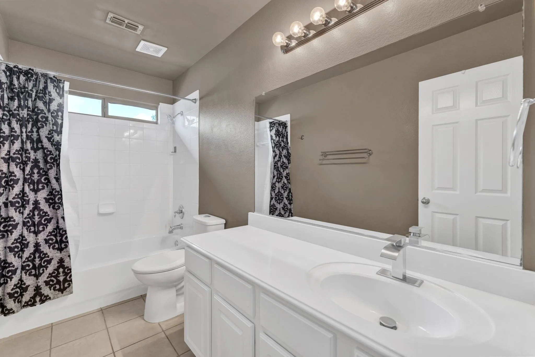 Single Family Residence For Sale in Denton County , 1097 Southampton Drive, Frisco, Texas 75036, 4 Bedroom, 4 Bathroom, 2 Garage spaces, 3,152 Sqft, built in 2003, mls#21419688, Real Estate Agent in Frisco, Homes For Sale in Denton county, Homes For Sale in Frisco, Realtor in Frisco Texas, Real Estate Brokerage Independent Realty Texas, Luminita Cordes Realtor