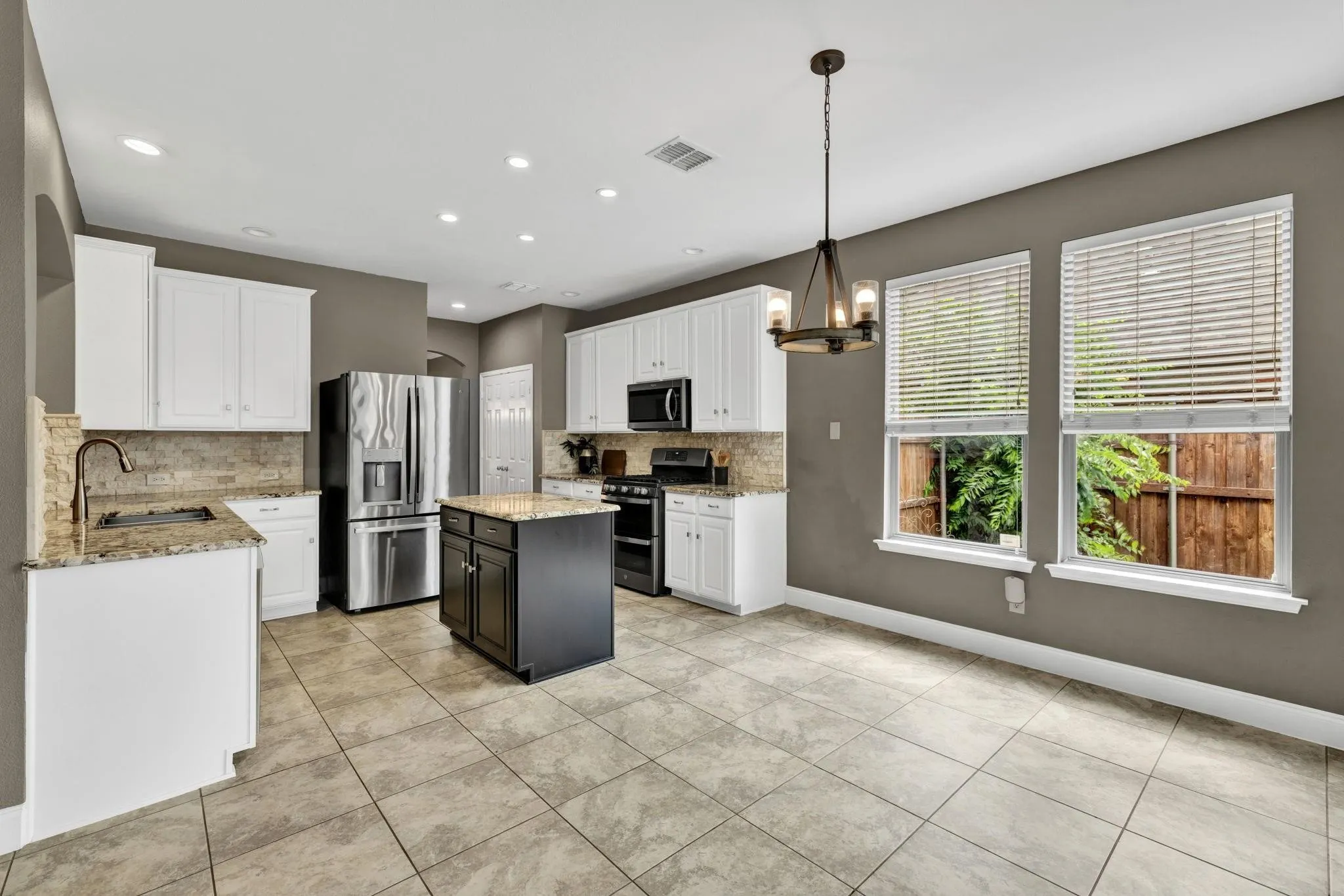 Single Family Residence For Sale in Denton County , 1097 Southampton Drive, Frisco, Texas 75036, 4 Bedroom, 4 Bathroom, 2 Garage spaces, 3,152 Sqft, built in 2003, mls#21419688, Real Estate Agent in Frisco, Homes For Sale in Denton county, Homes For Sale in Frisco, Realtor in Frisco Texas, Real Estate Brokerage Independent Realty Texas, Luminita Cordes Realtor