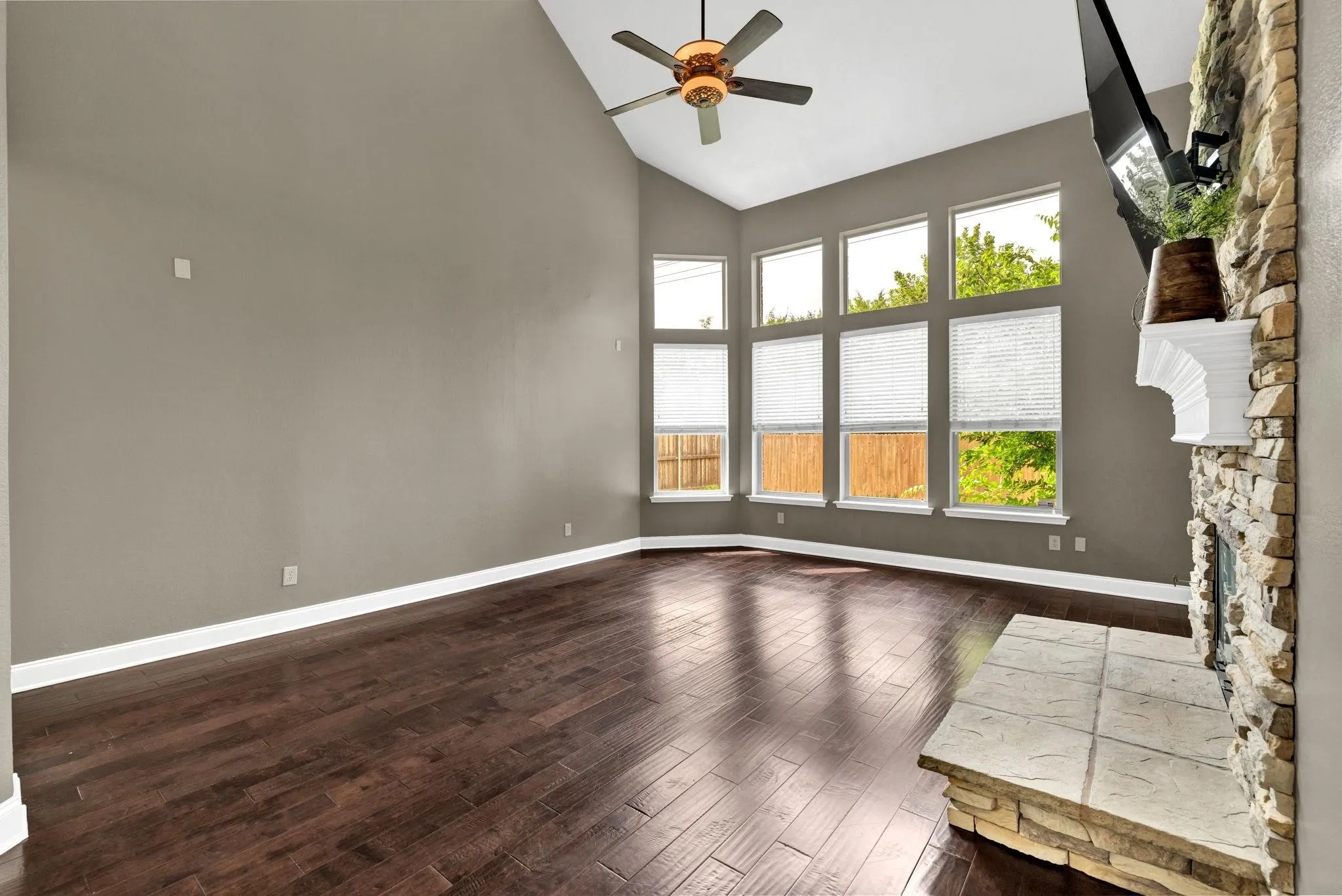 Single Family Residence For Sale in Denton County , 1097 Southampton Drive, Frisco, Texas 75036, 4 Bedroom, 4 Bathroom, 2 Garage spaces, 3,152 Sqft, built in 2003, mls#21419688, Real Estate Agent in Frisco, Homes For Sale in Denton county, Homes For Sale in Frisco, Realtor in Frisco Texas, Real Estate Brokerage Independent Realty Texas, Luminita Cordes Realtor