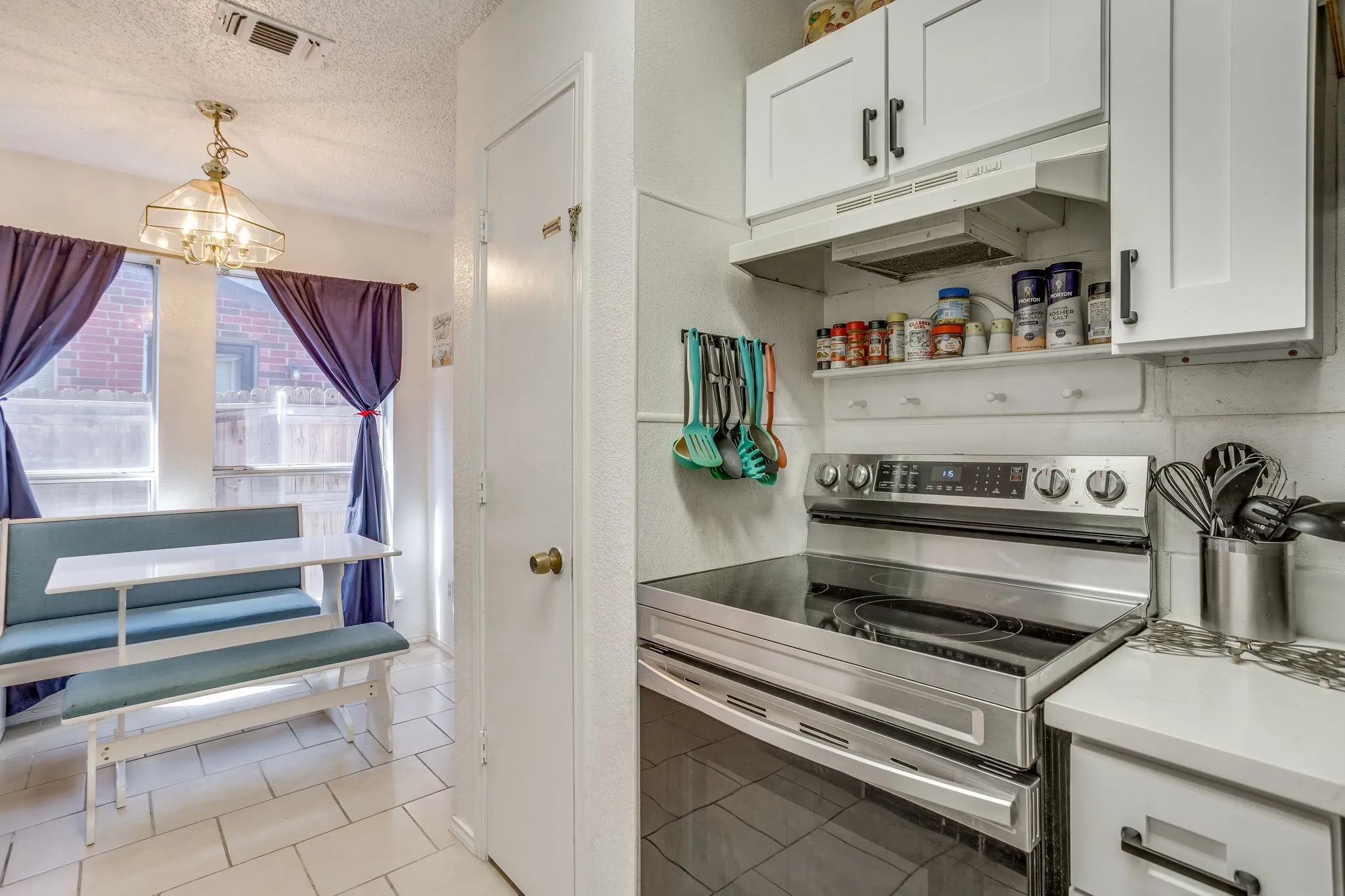 Single Family Residence For Sale in Tarrant County , 1417 Yorkshire Street, Fort Worth, Texas 76134, 3 Bedroom, 2 Bathroom, 2 Garage spaces, 1,168 Sqft, built in 1994, mls#21420160, Real Estate Agent in Fort Worth, Homes For Sale in Tarrant county, Homes For Sale in Fort Worth, Realtor in Fort Worth Texas, Real Estate Brokerage Independent Realty Texas, Luminita Cordes Realtor