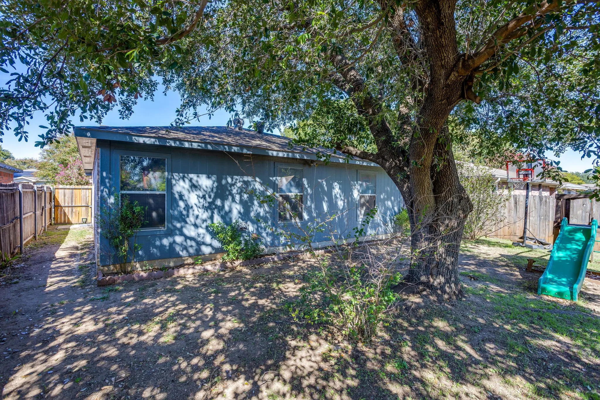 Single Family Residence For Sale in Tarrant County , 1417 Yorkshire Street, Fort Worth, Texas 76134, 3 Bedroom, 2 Bathroom, 2 Garage spaces, 1,168 Sqft, built in 1994, mls#21420160, Real Estate Agent in Fort Worth, Homes For Sale in Tarrant county, Homes For Sale in Fort Worth, Realtor in Fort Worth Texas, Real Estate Brokerage Independent Realty Texas, Luminita Cordes Realtor