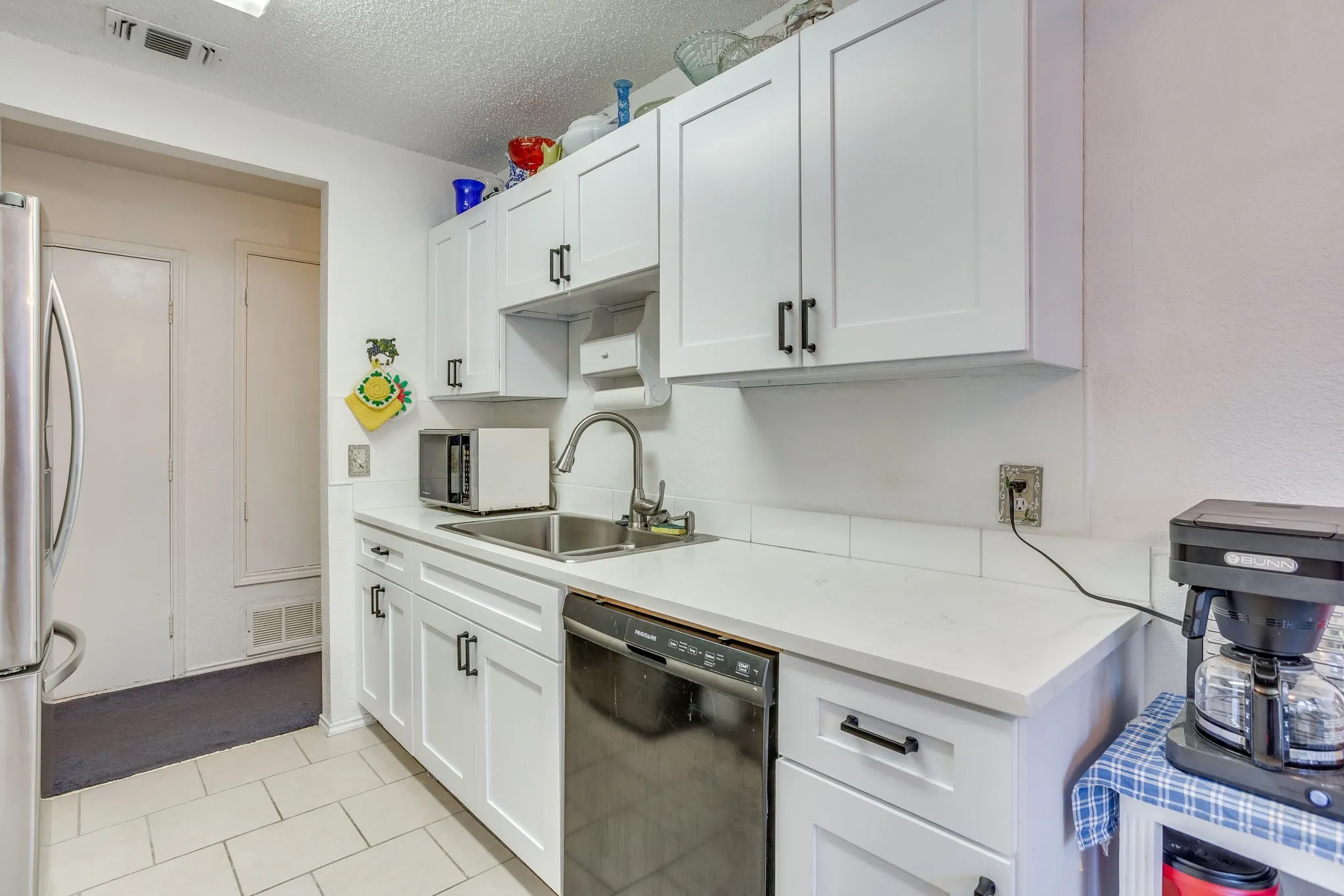 Single Family Residence For Sale in Tarrant County , 1417 Yorkshire Street, Fort Worth, Texas 76134, 3 Bedroom, 2 Bathroom, 2 Garage spaces, 1,168 Sqft, built in 1994, mls#21420160, Real Estate Agent in Fort Worth, Homes For Sale in Tarrant county, Homes For Sale in Fort Worth, Realtor in Fort Worth Texas, Real Estate Brokerage Independent Realty Texas, Luminita Cordes Realtor