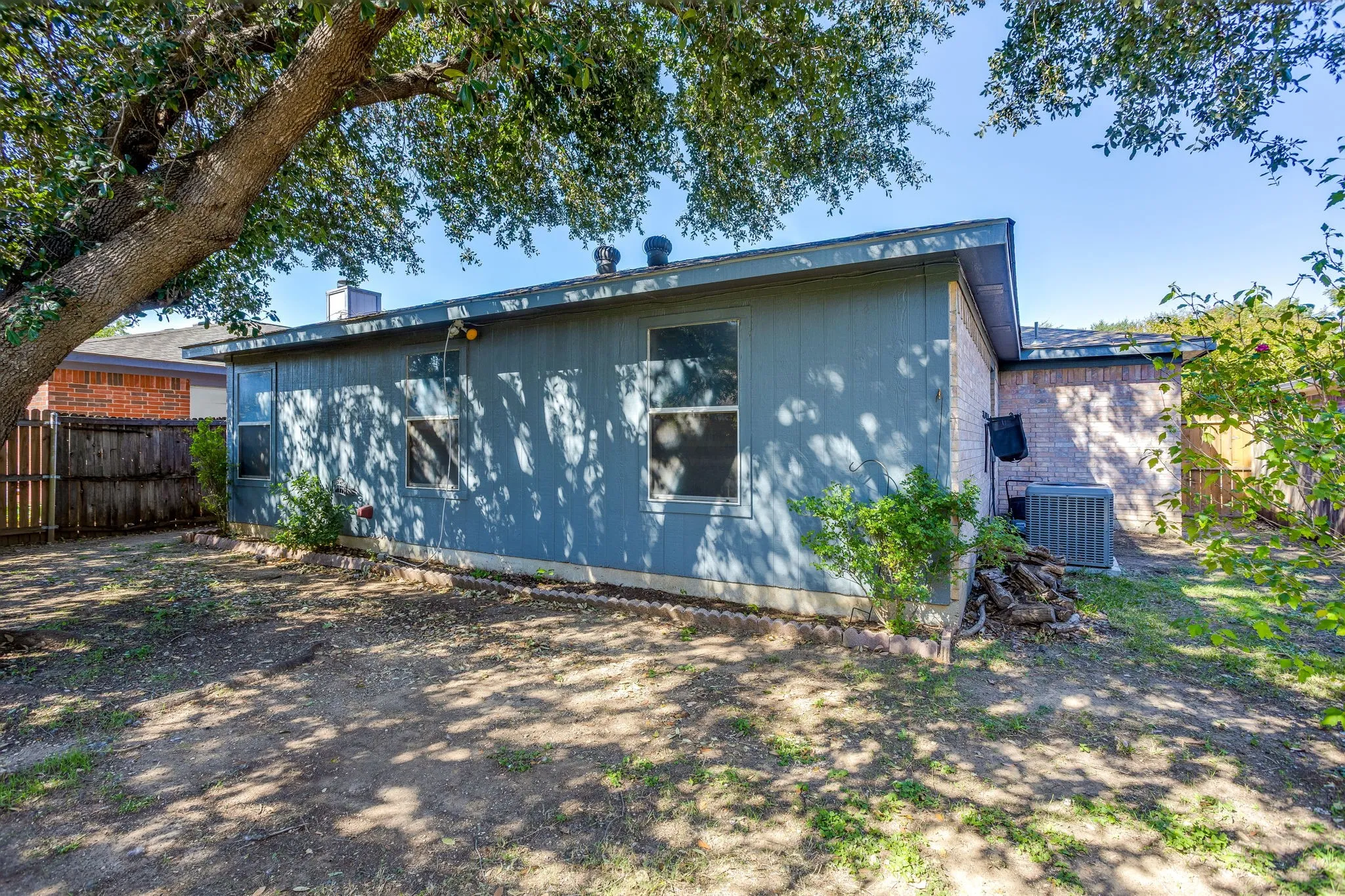 Single Family Residence For Sale in Tarrant County , 1417 Yorkshire Street, Fort Worth, Texas 76134, 3 Bedroom, 2 Bathroom, 2 Garage spaces, 1,168 Sqft, built in 1994, mls#21420160, Real Estate Agent in Fort Worth, Homes For Sale in Tarrant county, Homes For Sale in Fort Worth, Realtor in Fort Worth Texas, Real Estate Brokerage Independent Realty Texas, Luminita Cordes Realtor