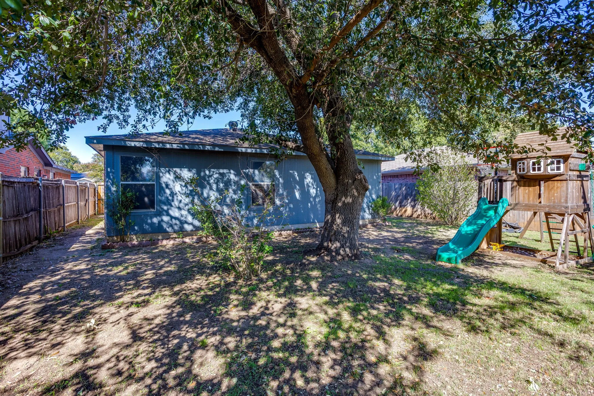 Single Family Residence For Sale in Tarrant County , 1417 Yorkshire Street, Fort Worth, Texas 76134, 3 Bedroom, 2 Bathroom, 2 Garage spaces, 1,168 Sqft, built in 1994, mls#21420160, Real Estate Agent in Fort Worth, Homes For Sale in Tarrant county, Homes For Sale in Fort Worth, Realtor in Fort Worth Texas, Real Estate Brokerage Independent Realty Texas, Luminita Cordes Realtor
