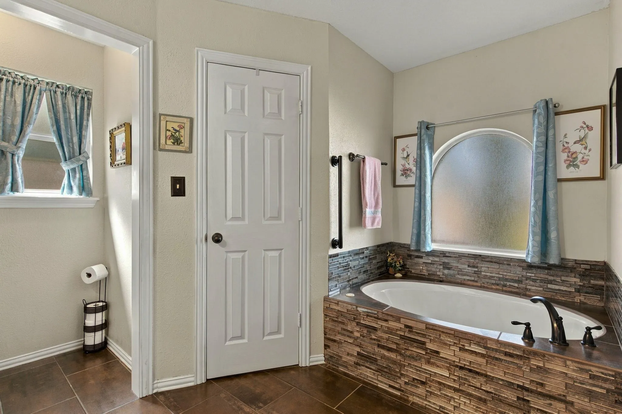 Elegant Tub Design. Obscure Privacy Window.