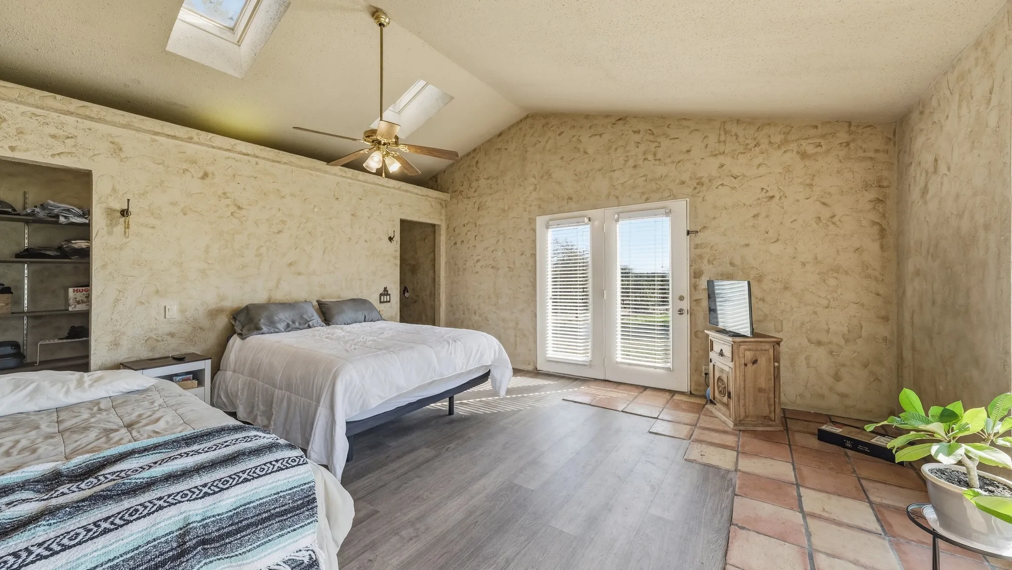 Single Family Residence For Sale in Parker County , 590 Don Propp Road, Azle, Texas 76020, 1 Bedroom, 1 Bathroom, Garage spaces, 1,480 Sqft, built in 1994, mls#21420564, Real Estate Agent in Azle, Homes For Sale in Parker county, Homes For Sale in Azle, Realtor in Azle Texas, Real Estate Brokerage Independent Realty Texas, Luminita Cordes Realtor