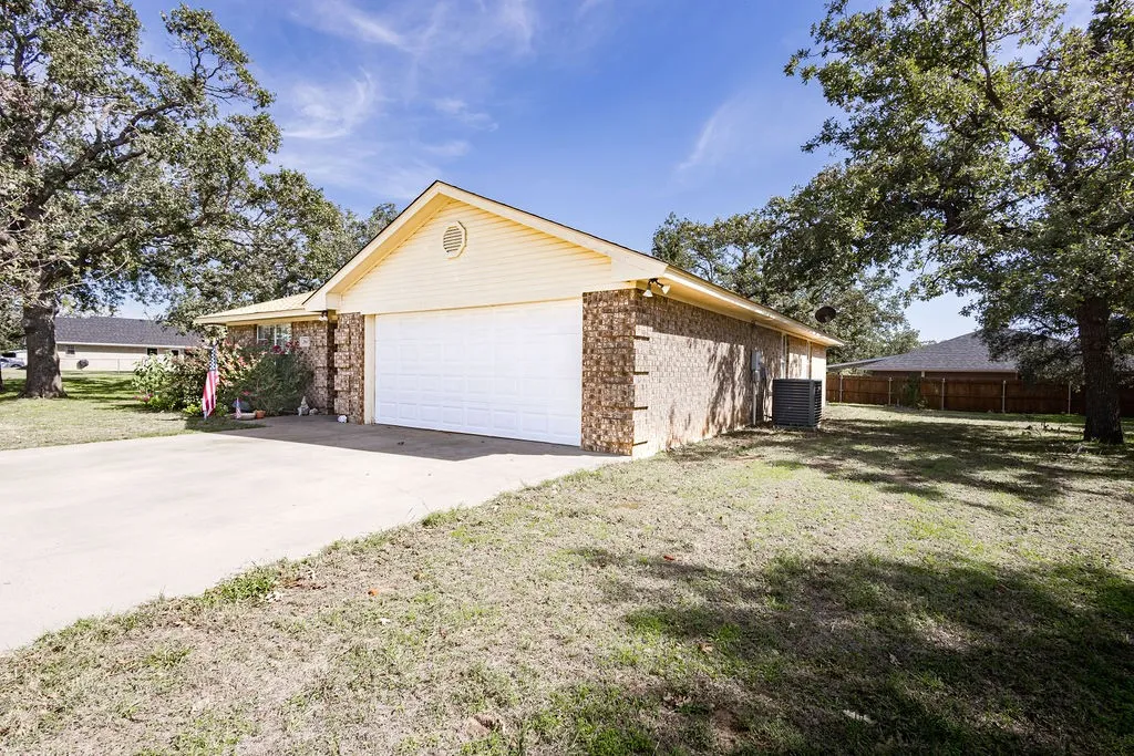 Single Family Residence For Sale in Parker County , 2065 J E Woody Road, Springtown, Texas 76082, 3 Bedroom, 2 Bathroom, 2 Garage spaces, 1,632 Sqft, built in 2001, mls#21420568, Real Estate Agent in Springtown, Homes For Sale in Parker county, Homes For Sale in Springtown, Realtor in Springtown Texas, Real Estate Brokerage Independent Realty Texas, Luminita Cordes Realtor