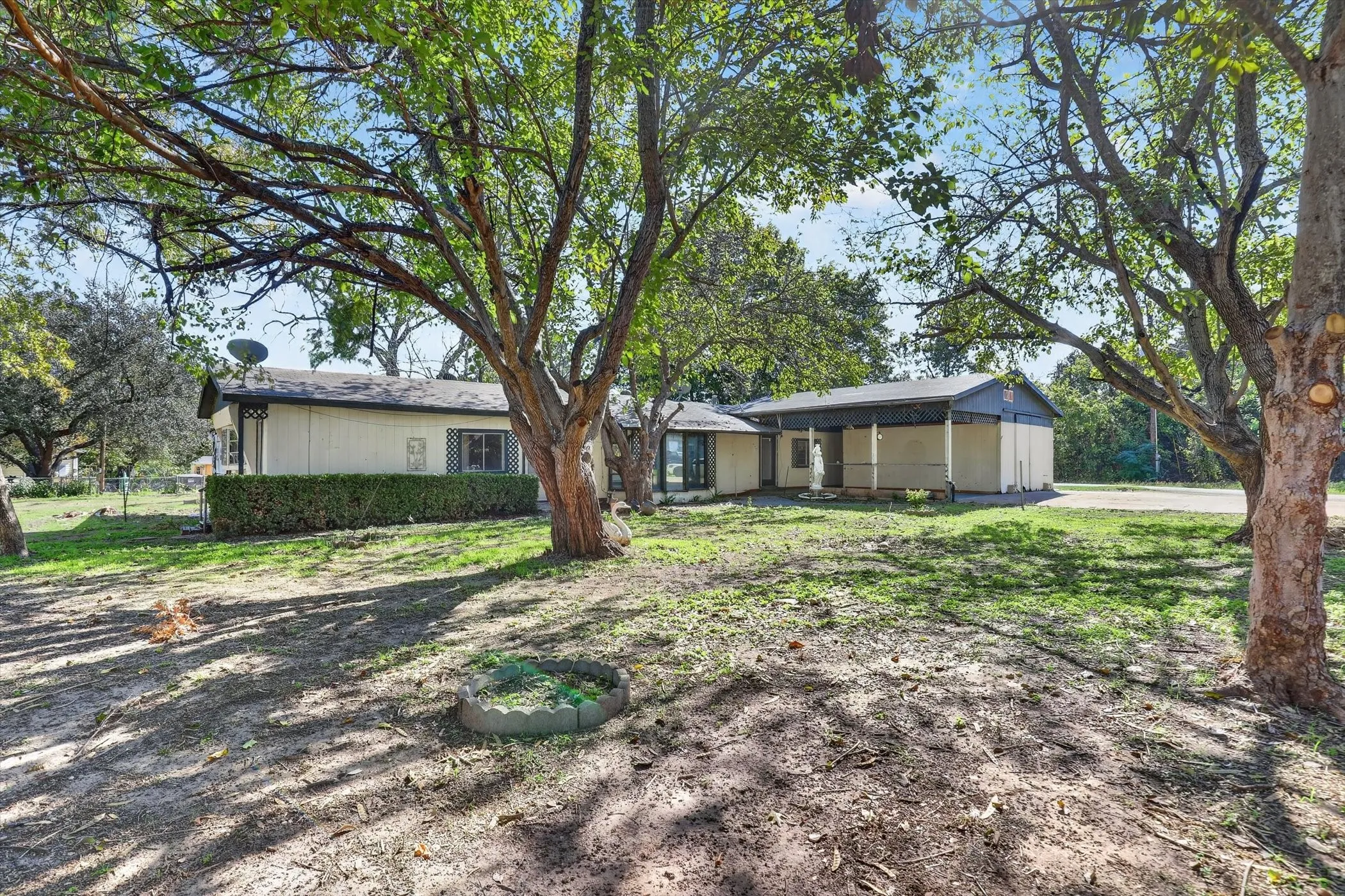 Mobile Home For Sale in Hood County , 3801 Montego Bay Court, Granbury, Texas 76049, 3 Bedroom, 2 Bathroom, Garage spaces, 1,264 Sqft, built in 1976, mls#21420005, Real Estate Agent in Granbury, Homes For Sale in Hood county, Homes For Sale in Granbury, Realtor in Granbury Texas, Real Estate Brokerage Independent Realty Texas, Luminita Cordes Realtor