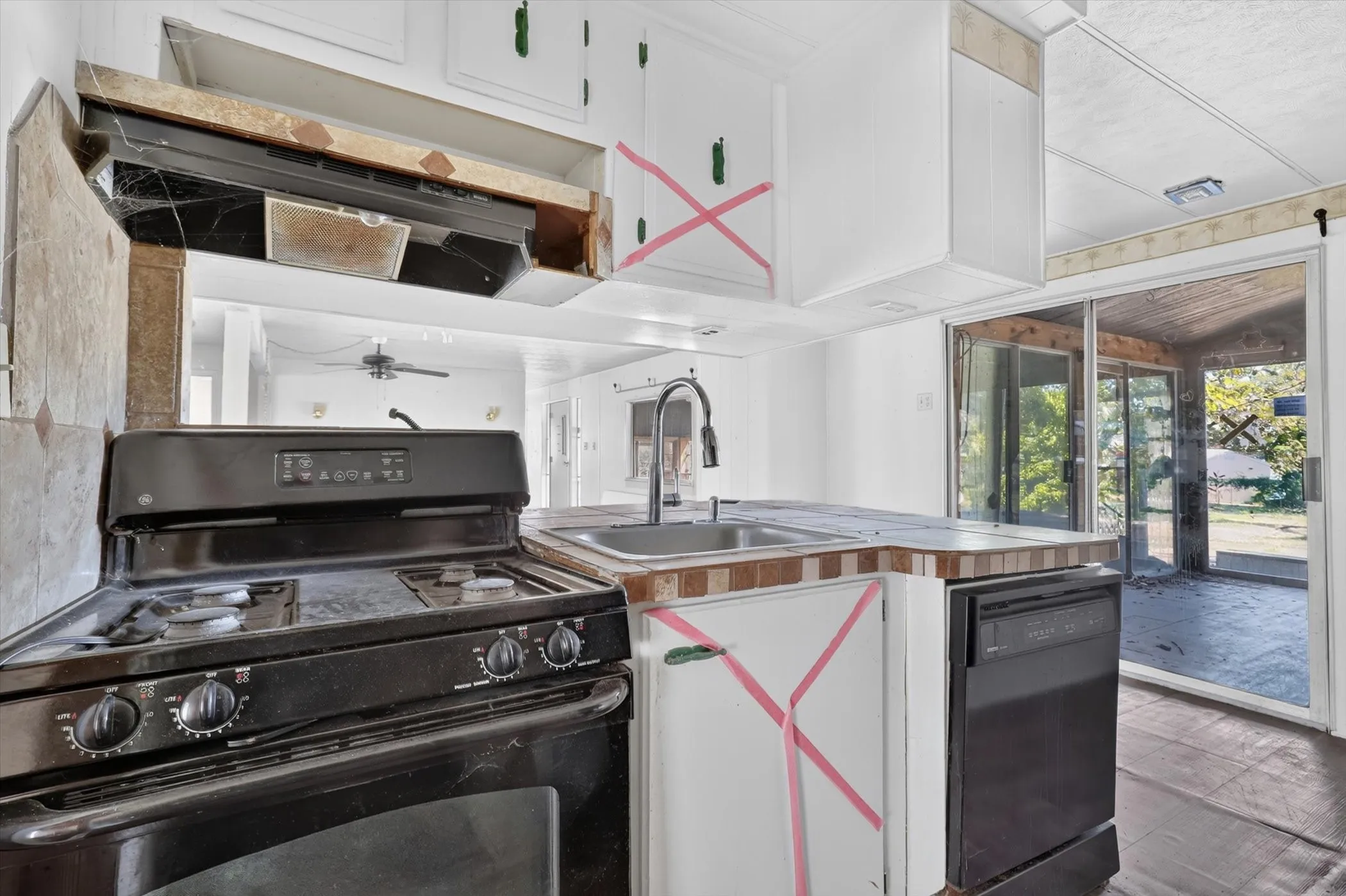 Mobile Home For Sale in Hood County , 3801 Montego Bay Court, Granbury, Texas 76049, 3 Bedroom, 2 Bathroom, Garage spaces, 1,264 Sqft, built in 1976, mls#21420005, Real Estate Agent in Granbury, Homes For Sale in Hood county, Homes For Sale in Granbury, Realtor in Granbury Texas, Real Estate Brokerage Independent Realty Texas, Luminita Cordes Realtor