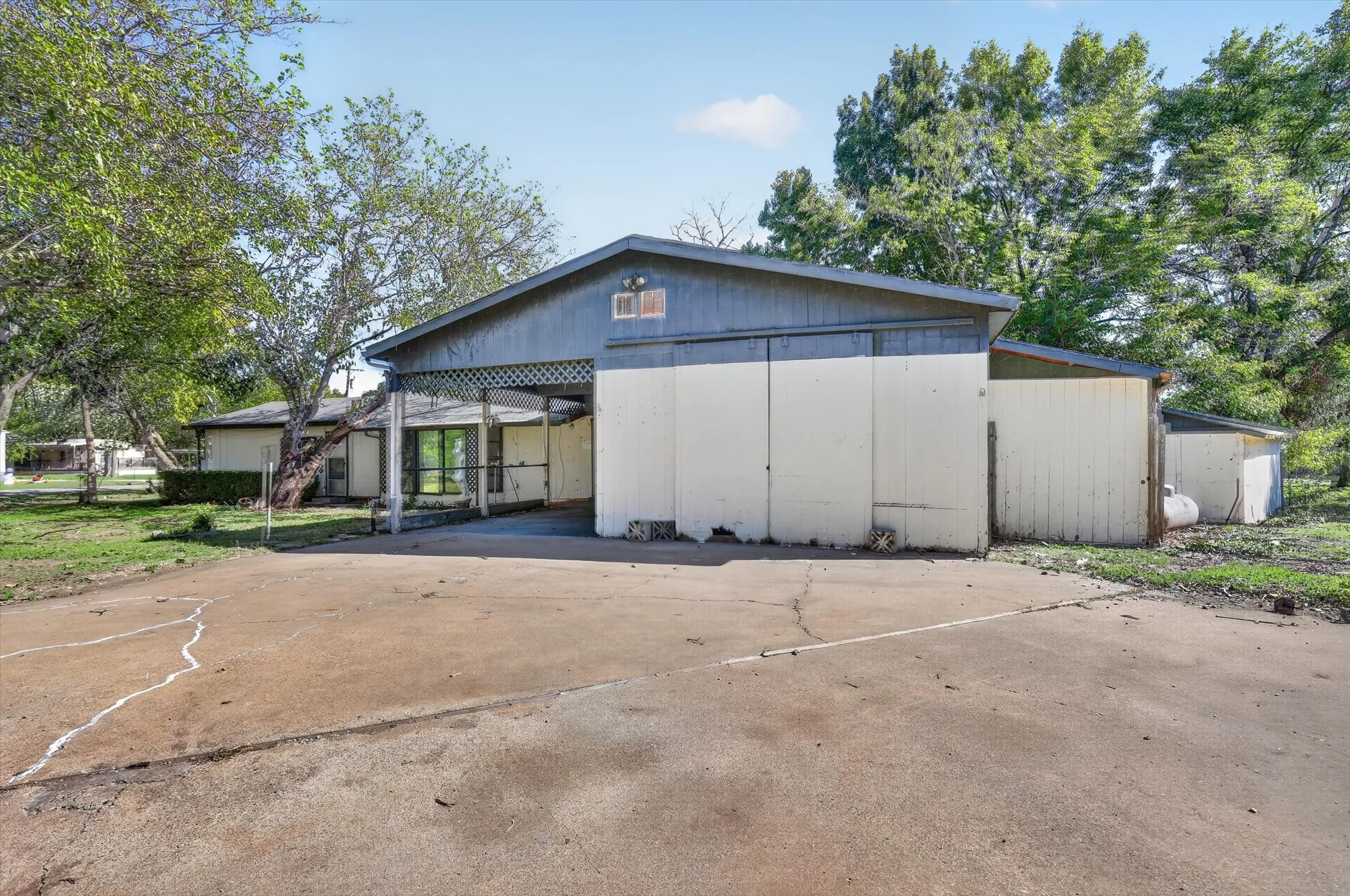 Mobile Home For Sale in Hood County , 3801 Montego Bay Court, Granbury, Texas 76049, 3 Bedroom, 2 Bathroom, Garage spaces, 1,264 Sqft, built in 1976, mls#21420005, Real Estate Agent in Granbury, Homes For Sale in Hood county, Homes For Sale in Granbury, Realtor in Granbury Texas, Real Estate Brokerage Independent Realty Texas, Luminita Cordes Realtor
