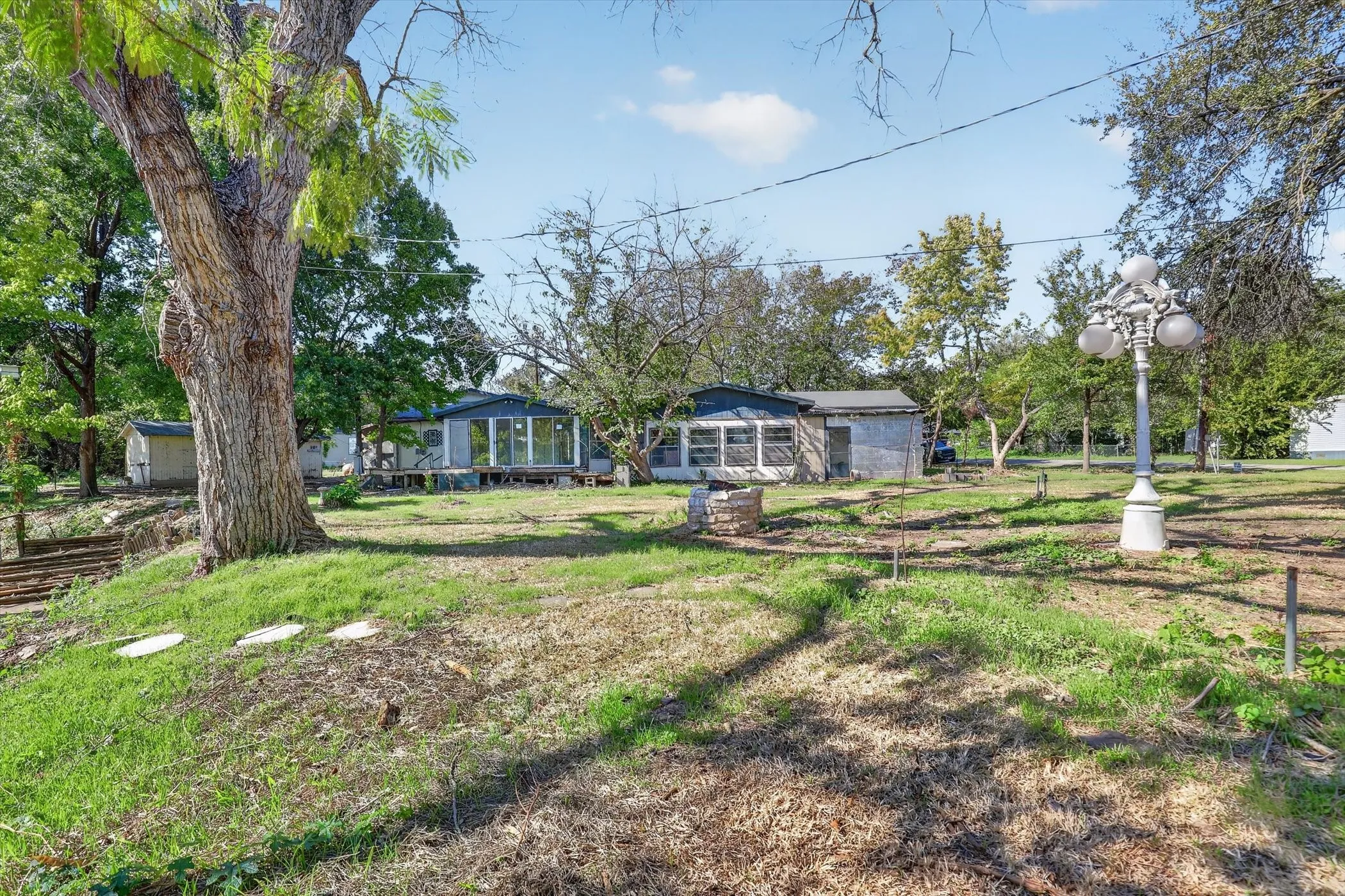 Mobile Home For Sale in Hood County , 3801 Montego Bay Court, Granbury, Texas 76049, 3 Bedroom, 2 Bathroom, Garage spaces, 1,264 Sqft, built in 1976, mls#21420005, Real Estate Agent in Granbury, Homes For Sale in Hood county, Homes For Sale in Granbury, Realtor in Granbury Texas, Real Estate Brokerage Independent Realty Texas, Luminita Cordes Realtor
