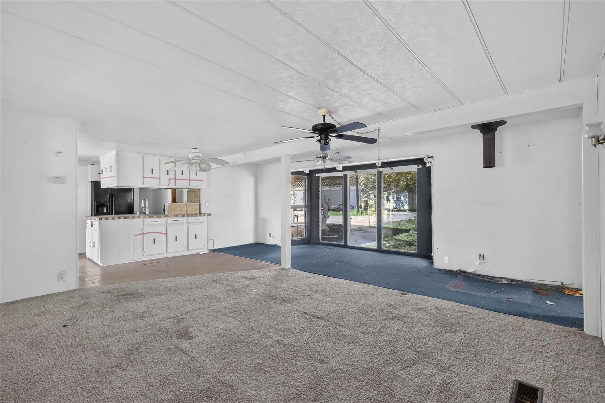 Mobile Home For Sale in Hood County , 3801 Montego Bay Court, Granbury, Texas 76049, 3 Bedroom, 2 Bathroom, Garage spaces, 1,264 Sqft, built in 1976, mls#21420005, Real Estate Agent in Granbury, Homes For Sale in Hood county, Homes For Sale in Granbury, Realtor in Granbury Texas, Real Estate Brokerage Independent Realty Texas, Luminita Cordes Realtor