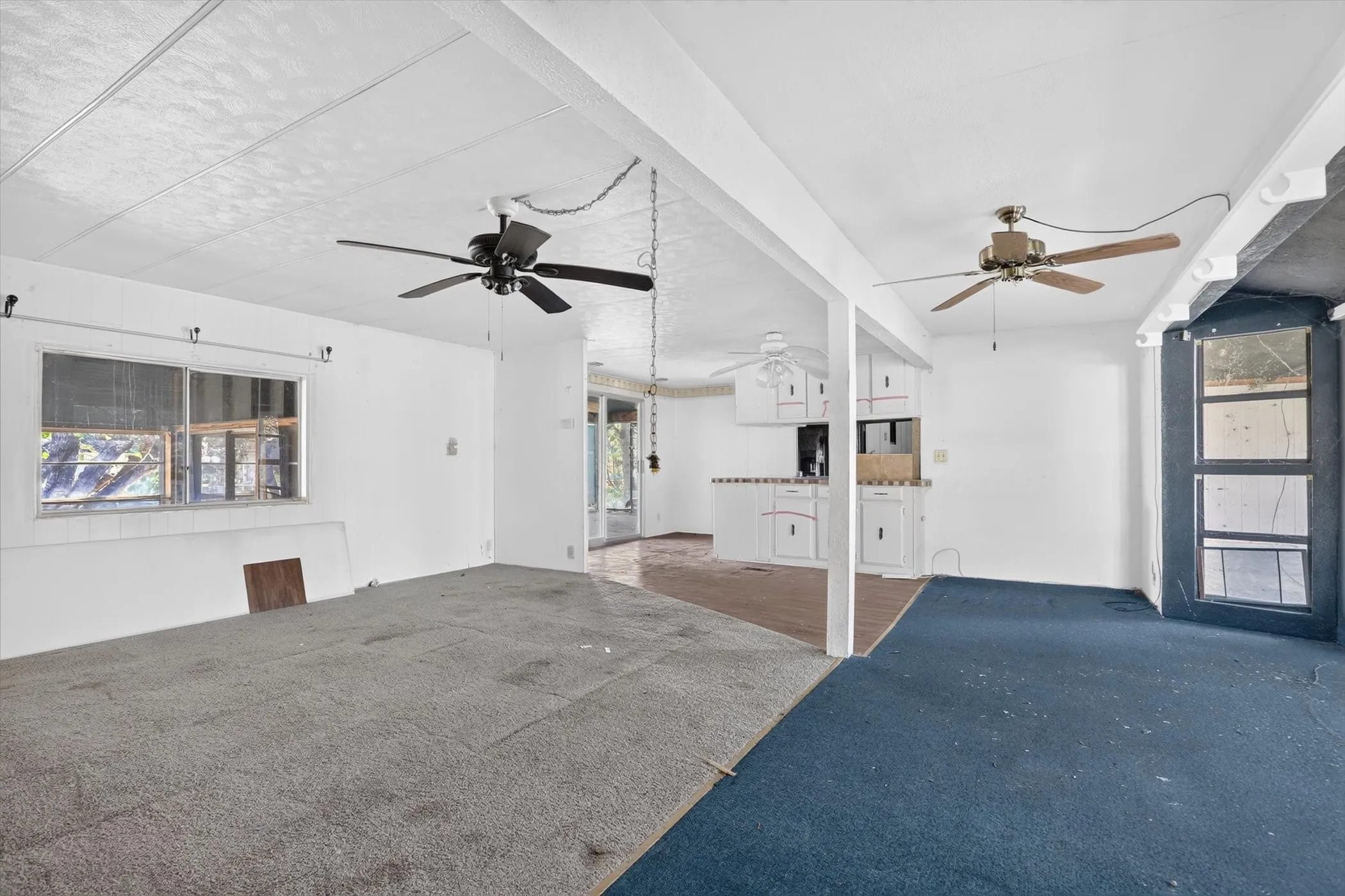 Mobile Home For Sale in Hood County , 3801 Montego Bay Court, Granbury, Texas 76049, 3 Bedroom, 2 Bathroom, Garage spaces, 1,264 Sqft, built in 1976, mls#21420005, Real Estate Agent in Granbury, Homes For Sale in Hood county, Homes For Sale in Granbury, Realtor in Granbury Texas, Real Estate Brokerage Independent Realty Texas, Luminita Cordes Realtor