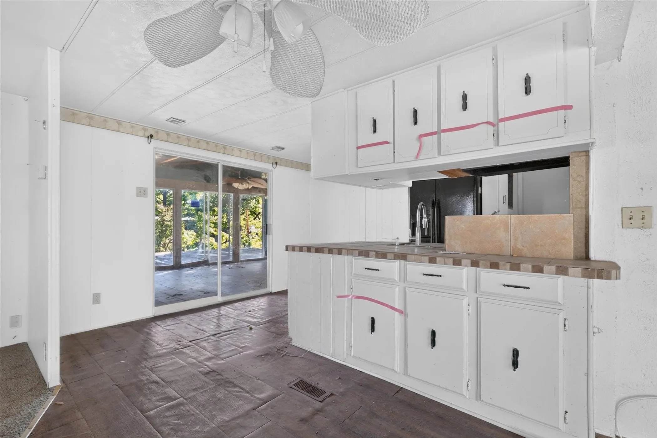 Mobile Home For Sale in Hood County , 3801 Montego Bay Court, Granbury, Texas 76049, 3 Bedroom, 2 Bathroom, Garage spaces, 1,264 Sqft, built in 1976, mls#21420005, Real Estate Agent in Granbury, Homes For Sale in Hood county, Homes For Sale in Granbury, Realtor in Granbury Texas, Real Estate Brokerage Independent Realty Texas, Luminita Cordes Realtor
