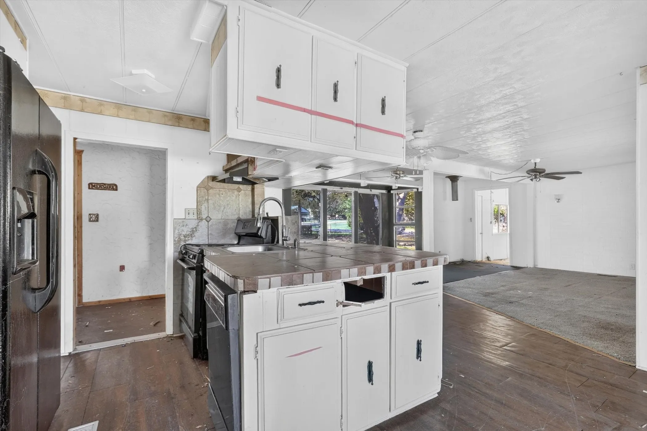 Mobile Home For Sale in Hood County , 3801 Montego Bay Court, Granbury, Texas 76049, 3 Bedroom, 2 Bathroom, Garage spaces, 1,264 Sqft, built in 1976, mls#21420005, Real Estate Agent in Granbury, Homes For Sale in Hood county, Homes For Sale in Granbury, Realtor in Granbury Texas, Real Estate Brokerage Independent Realty Texas, Luminita Cordes Realtor