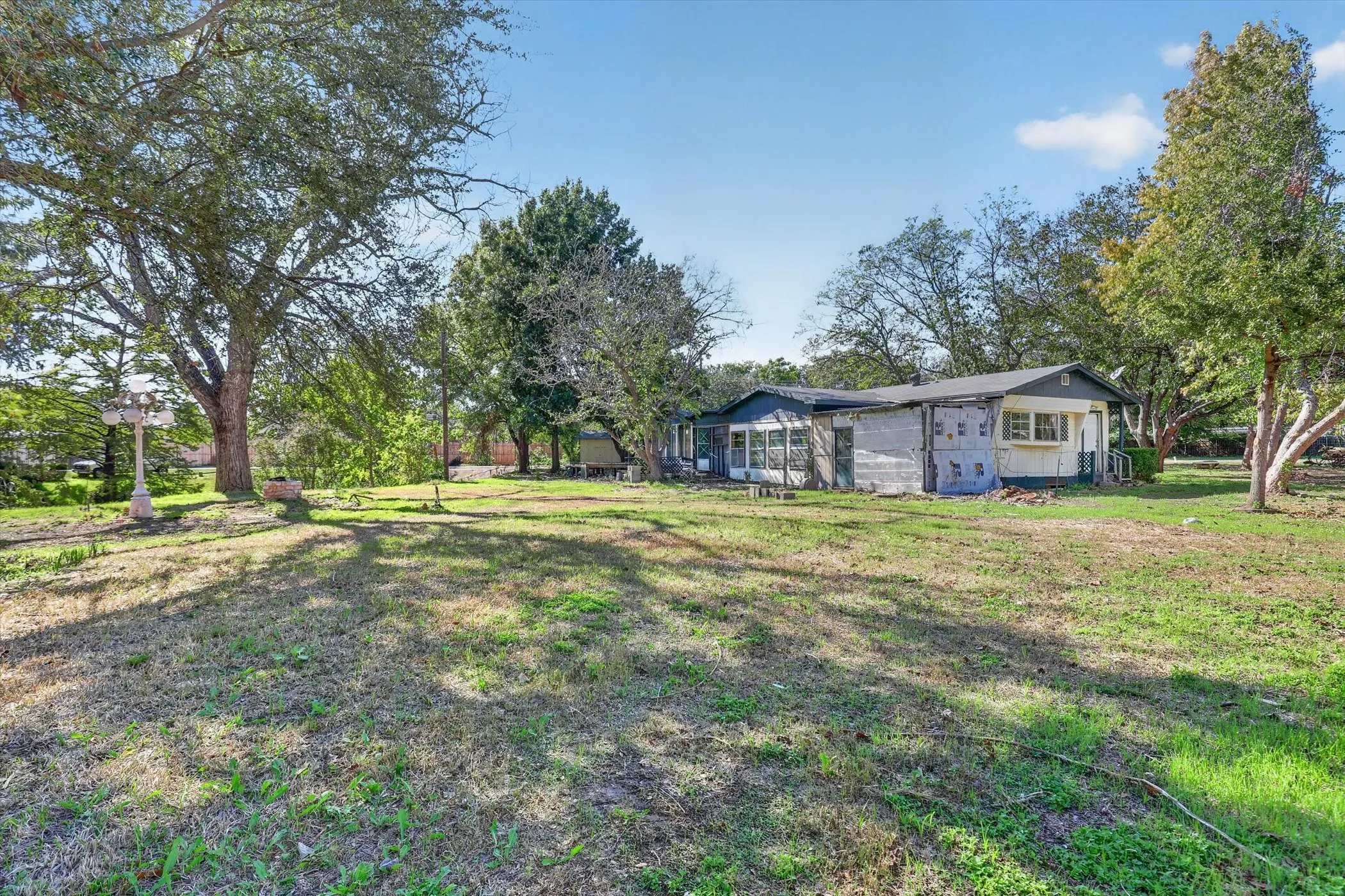 Mobile Home For Sale in Hood County , 3801 Montego Bay Court, Granbury, Texas 76049, 3 Bedroom, 2 Bathroom, Garage spaces, 1,264 Sqft, built in 1976, mls#21420005, Real Estate Agent in Granbury, Homes For Sale in Hood county, Homes For Sale in Granbury, Realtor in Granbury Texas, Real Estate Brokerage Independent Realty Texas, Luminita Cordes Realtor
