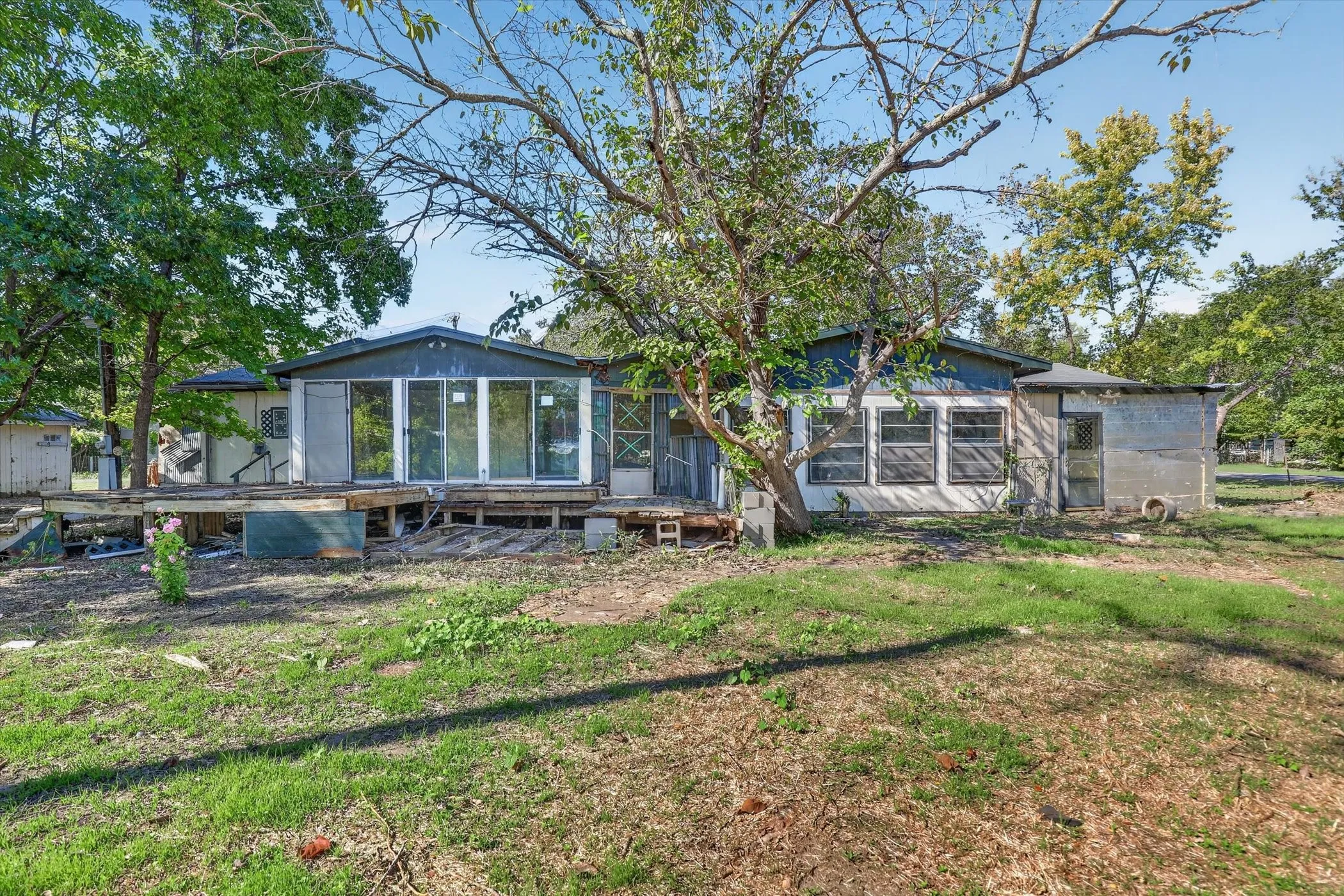 Mobile Home For Sale in Hood County , 3801 Montego Bay Court, Granbury, Texas 76049, 3 Bedroom, 2 Bathroom, Garage spaces, 1,264 Sqft, built in 1976, mls#21420005, Real Estate Agent in Granbury, Homes For Sale in Hood county, Homes For Sale in Granbury, Realtor in Granbury Texas, Real Estate Brokerage Independent Realty Texas, Luminita Cordes Realtor