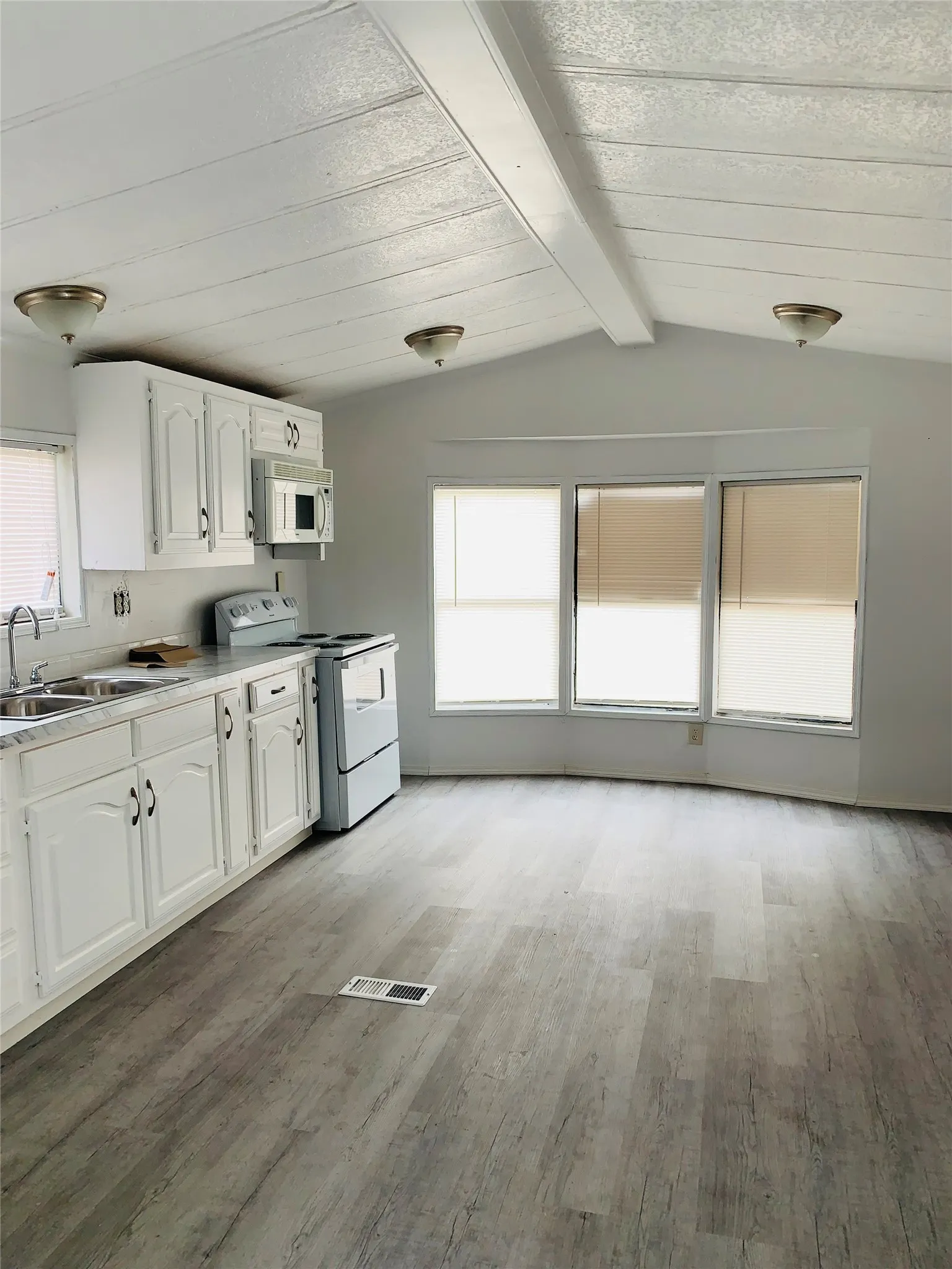 Mobile Home For Rent in Wise County , 262 County Road 4852, Newark, Texas 76071, 3 Bedroom, 2 Bathroom, Garage spaces, 1,474 Sqft, built in 1966, mls#21420586, Real Estate Agent in Newark, Homes For Rent in Wise county, Homes For Rent in Newark, Realtor in Newark Texas, Real Estate Brokerage Independent Realty Texas, Luminita Cordes Realtor