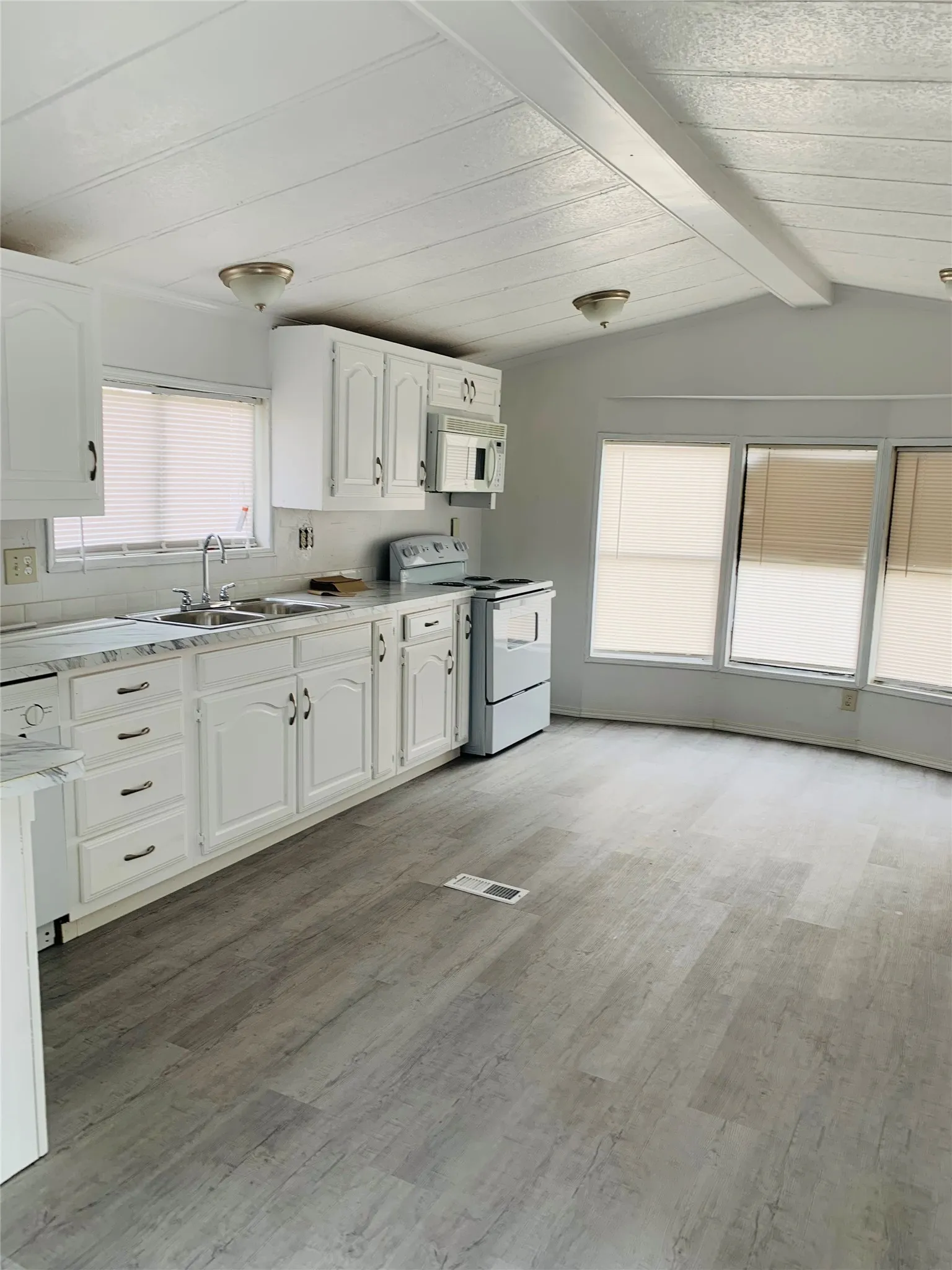 Mobile Home For Rent in Wise County , 262 County Road 4852, Newark, Texas 76071, 3 Bedroom, 2 Bathroom, Garage spaces, 1,474 Sqft, built in 1966, mls#21420586, Real Estate Agent in Newark, Homes For Rent in Wise county, Homes For Rent in Newark, Realtor in Newark Texas, Real Estate Brokerage Independent Realty Texas, Luminita Cordes Realtor