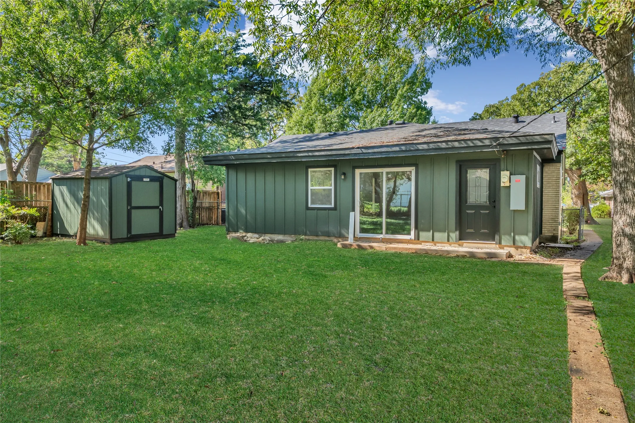 Single Family Residence For Sale in Dallas County , 1406 Arizona Avenue, Dallas, Texas 75216, 3 Bedroom, 2 Bathroom, 1 Garage spaces, 1,577 Sqft, built in 1947, mls#21416860, Real Estate Agent in Dallas, Homes For Sale in Dallas county, Homes For Sale in Dallas, Realtor in Dallas Texas, Real Estate Brokerage Independent Realty Texas, Luminita Cordes Realtor