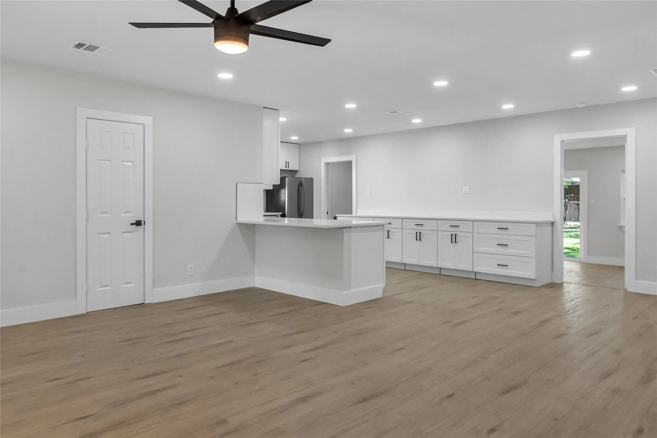 Single Family Residence For Sale in Dallas County , 1406 Arizona Avenue, Dallas, Texas 75216, 3 Bedroom, 2 Bathroom, 1 Garage spaces, 1,577 Sqft, built in 1947, mls#21416860, Real Estate Agent in Dallas, Homes For Sale in Dallas county, Homes For Sale in Dallas, Realtor in Dallas Texas, Real Estate Brokerage Independent Realty Texas, Luminita Cordes Realtor