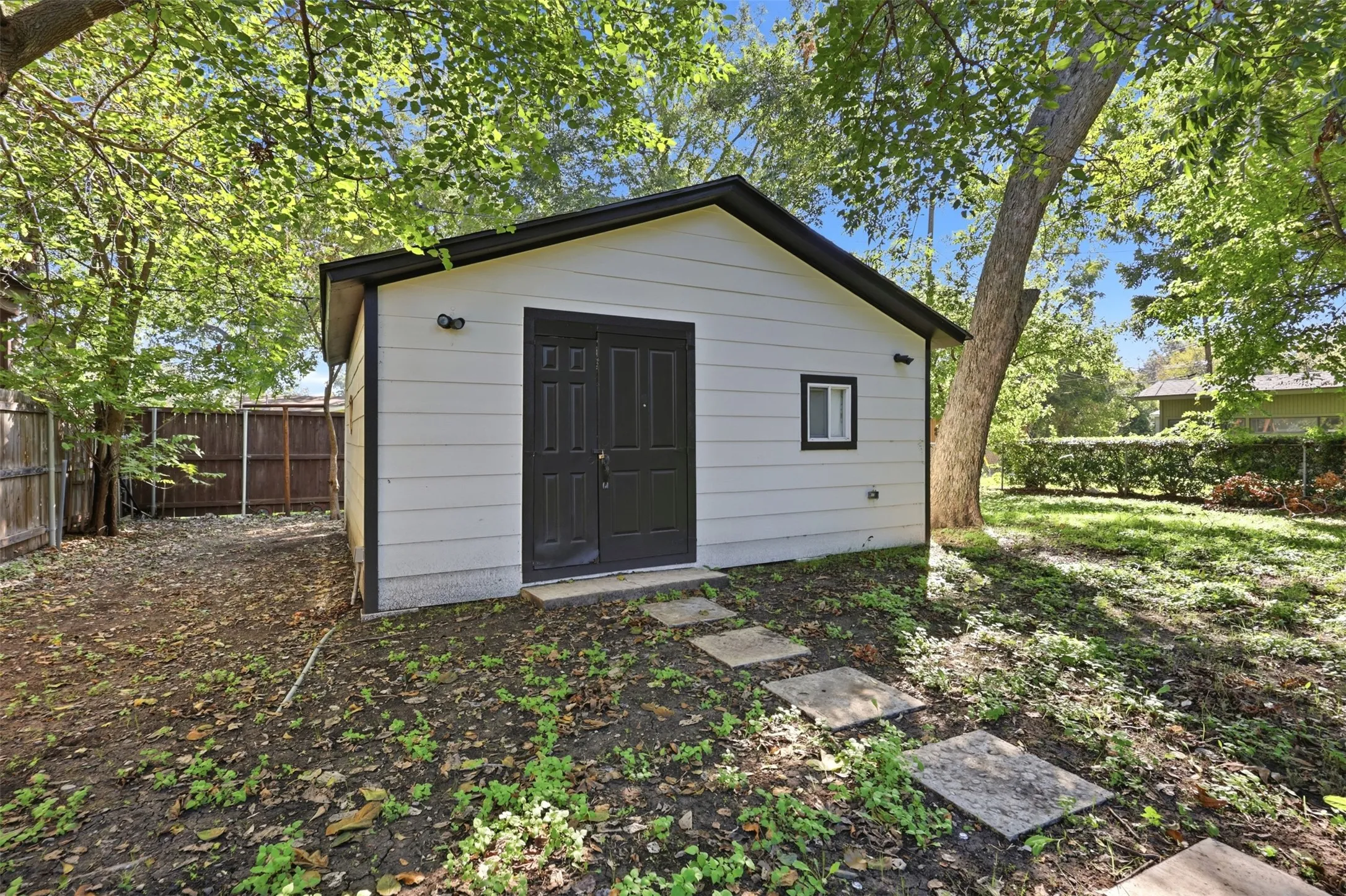 Single Family Residence For Sale in Tarrant County , 5885 Tracyne Drive, Westworth Village, Texas 76114, 3 Bedroom, 1 Bathroom, Garage spaces, 1,068 Sqft, built in 1954, mls#21420533, Real Estate Agent in Westworth Village, Homes For Sale in Tarrant county, Homes For Sale in Westworth Village, Realtor in Westworth Village Texas, Real Estate Brokerage Independent Realty Texas, Luminita Cordes Realtor
