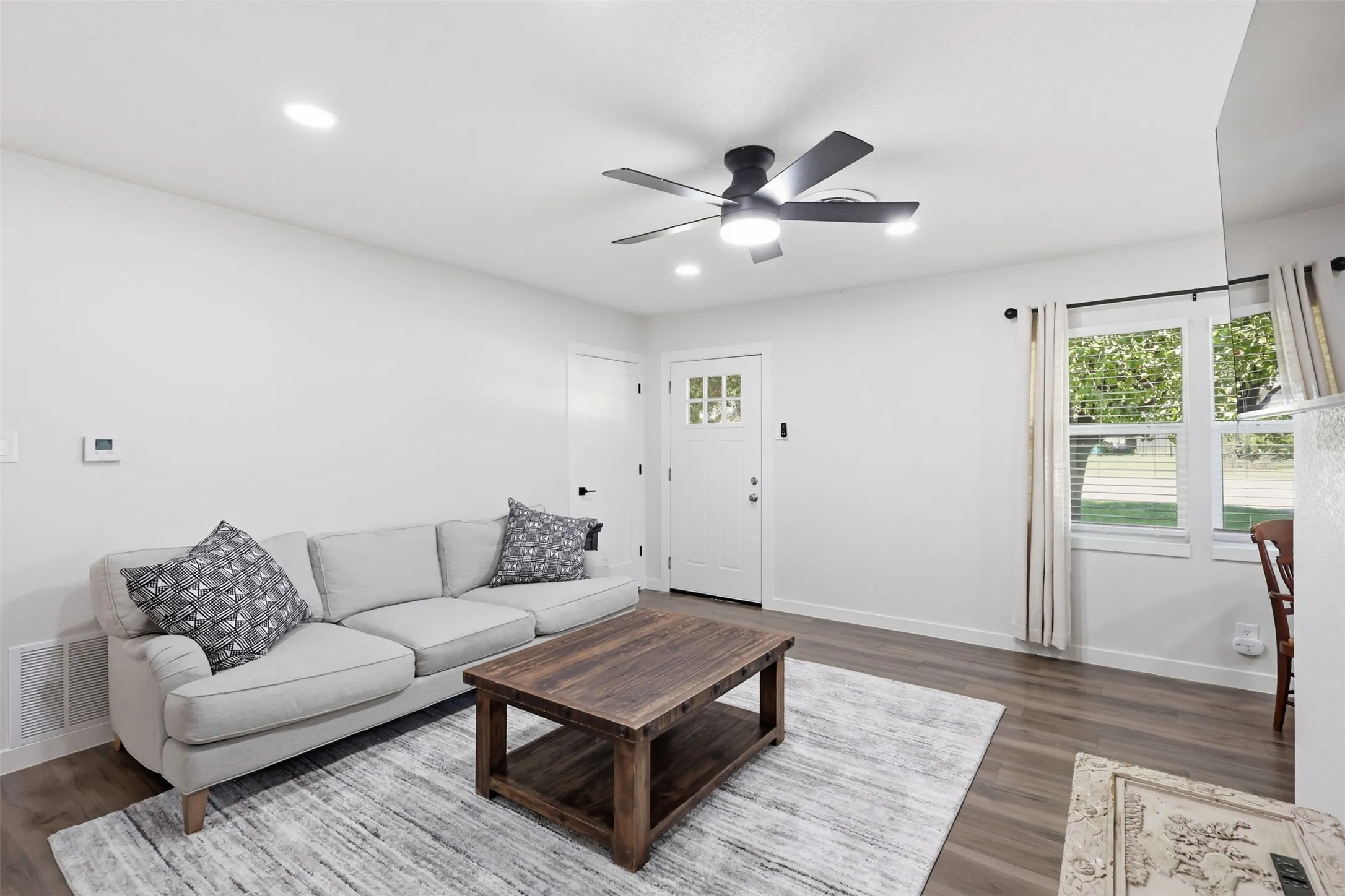 Single Family Residence For Sale in Tarrant County , 5885 Tracyne Drive, Westworth Village, Texas 76114, 3 Bedroom, 1 Bathroom, Garage spaces, 1,068 Sqft, built in 1954, mls#21420533, Real Estate Agent in Westworth Village, Homes For Sale in Tarrant county, Homes For Sale in Westworth Village, Realtor in Westworth Village Texas, Real Estate Brokerage Independent Realty Texas, Luminita Cordes Realtor