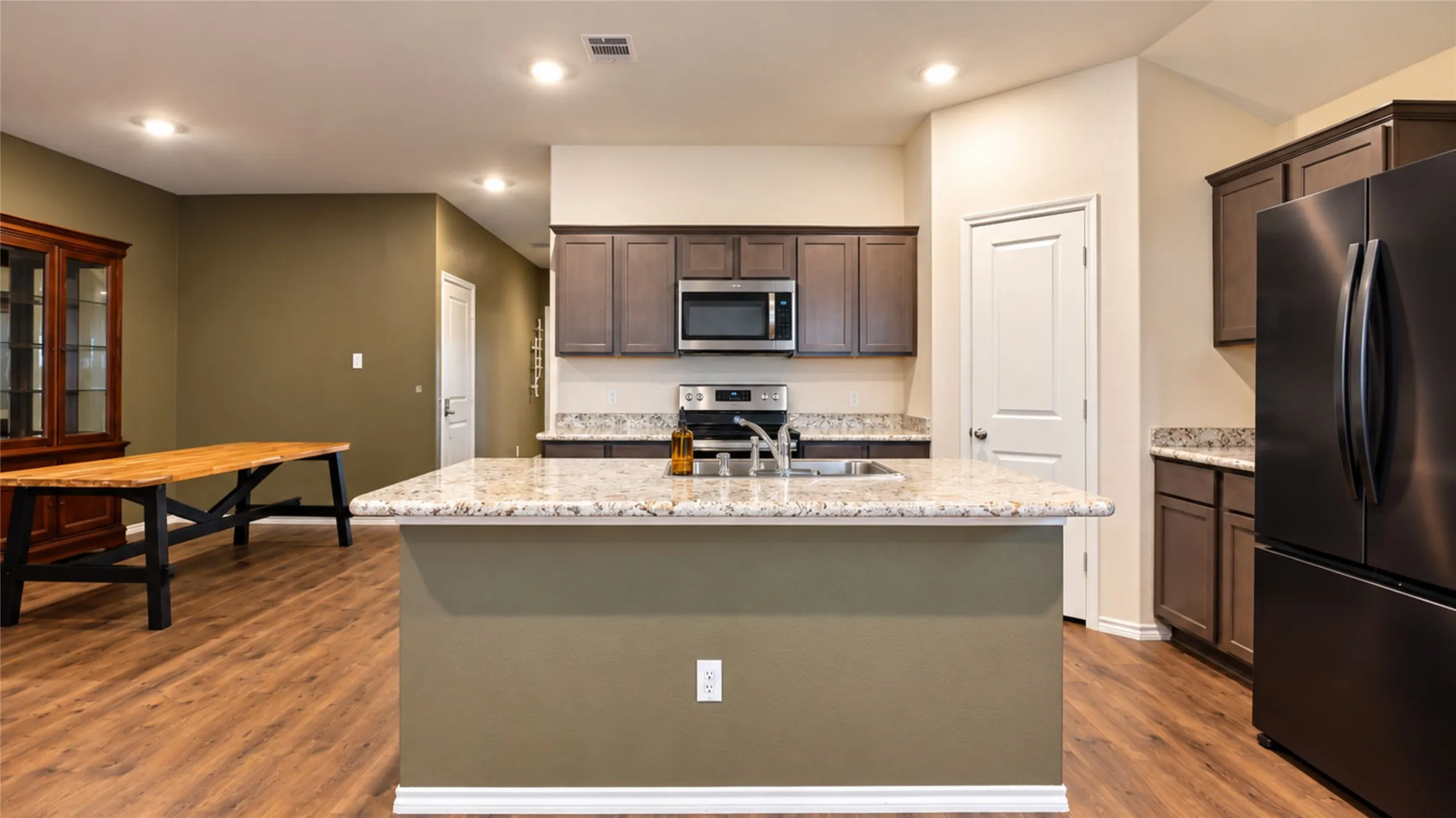 Single Family Residence For Rent in Hunt County , 709 Darlington Oak Avenue, Royse City, Texas 75189, 4 Bedroom, 3 Bathroom, 2 Garage spaces, 2,097 Sqft, built in 2020, mls#21419704, Real Estate Agent in Royse City, Homes For Rent in Hunt county, Homes For Rent in Royse City, Realtor in Royse City Texas, Real Estate Brokerage Independent Realty Texas, Luminita Cordes Realtor