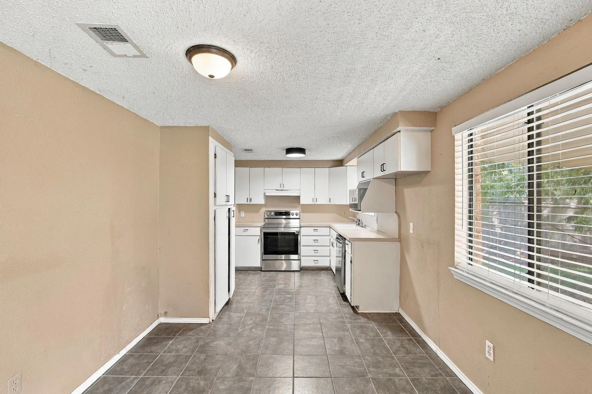 Single Family Residence For Sale in Tarrant County , 500 Robin Drive, Mansfield, Texas 76063, 3 Bedroom, 2 Bathroom, 2 Garage spaces, 1,181 Sqft, built in 1973, mls#21420223, Real Estate Agent in Mansfield, Homes For Sale in Tarrant county, Homes For Sale in Mansfield, Realtor in Mansfield Texas, Real Estate Brokerage Independent Realty Texas, Luminita Cordes Realtor