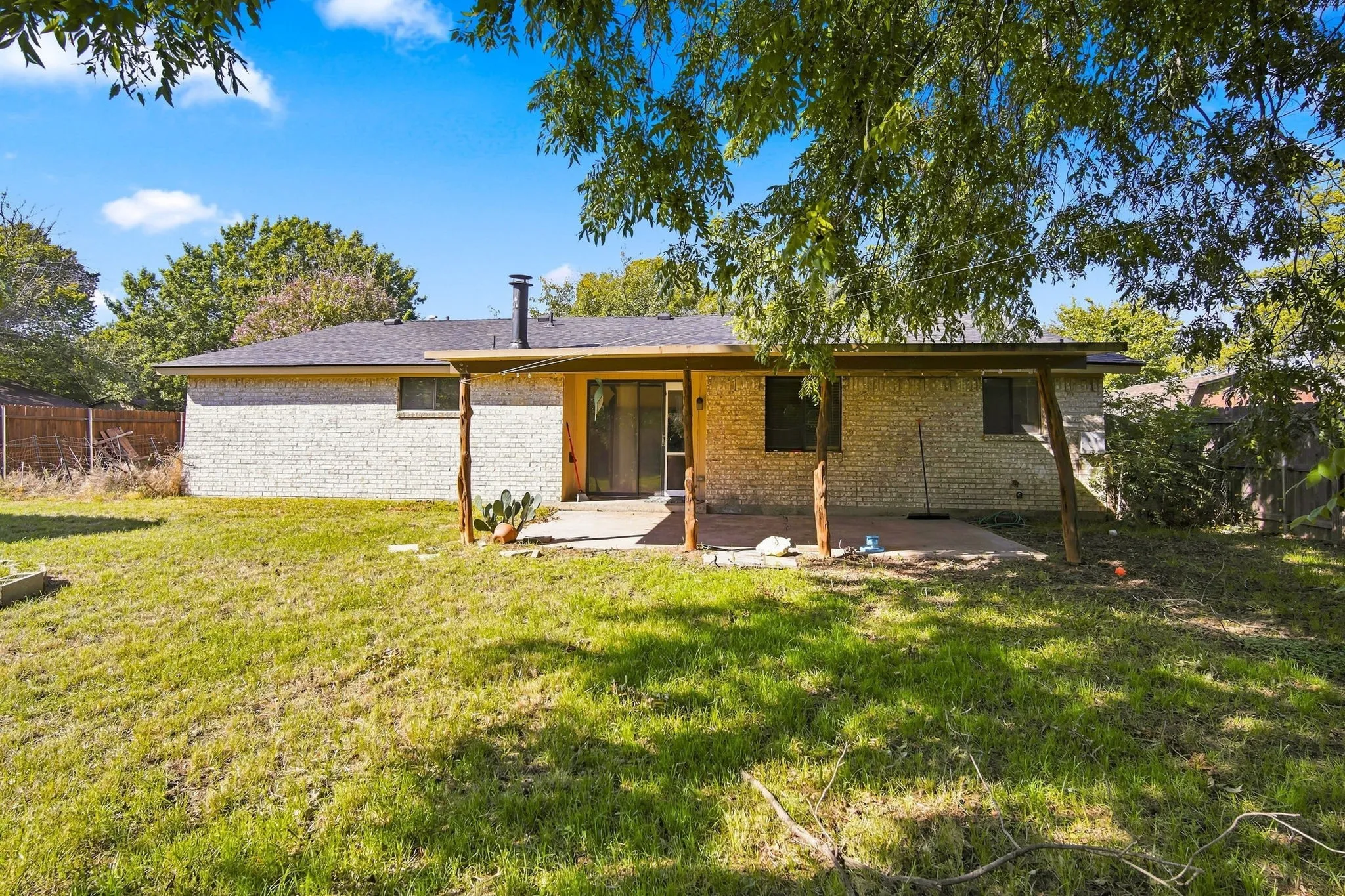 Single Family Residence For Sale in Tarrant County , 500 Robin Drive, Mansfield, Texas 76063, 3 Bedroom, 2 Bathroom, 2 Garage spaces, 1,181 Sqft, built in 1973, mls#21420223, Real Estate Agent in Mansfield, Homes For Sale in Tarrant county, Homes For Sale in Mansfield, Realtor in Mansfield Texas, Real Estate Brokerage Independent Realty Texas, Luminita Cordes Realtor