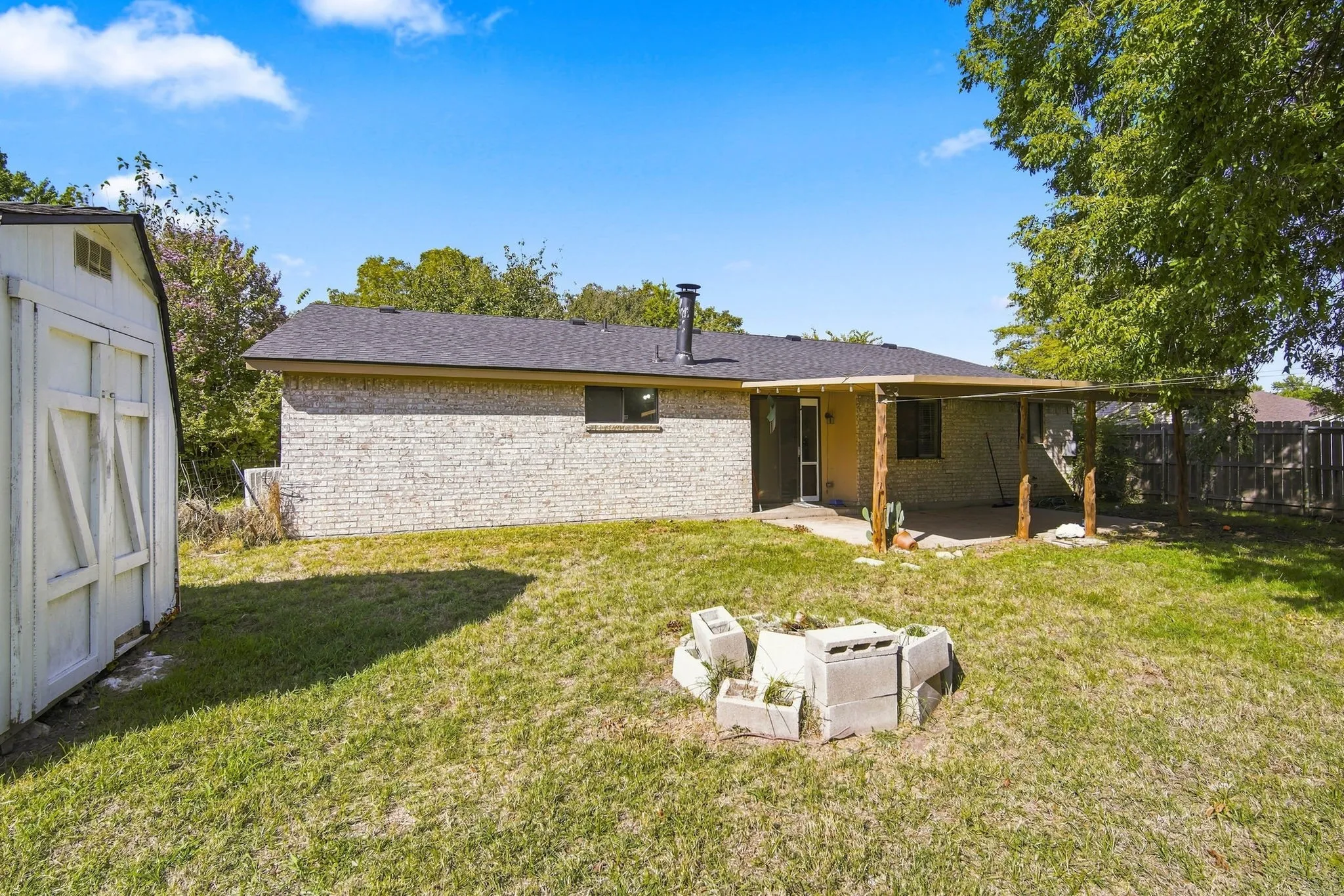 Single Family Residence For Sale in Tarrant County , 500 Robin Drive, Mansfield, Texas 76063, 3 Bedroom, 2 Bathroom, 2 Garage spaces, 1,181 Sqft, built in 1973, mls#21420223, Real Estate Agent in Mansfield, Homes For Sale in Tarrant county, Homes For Sale in Mansfield, Realtor in Mansfield Texas, Real Estate Brokerage Independent Realty Texas, Luminita Cordes Realtor