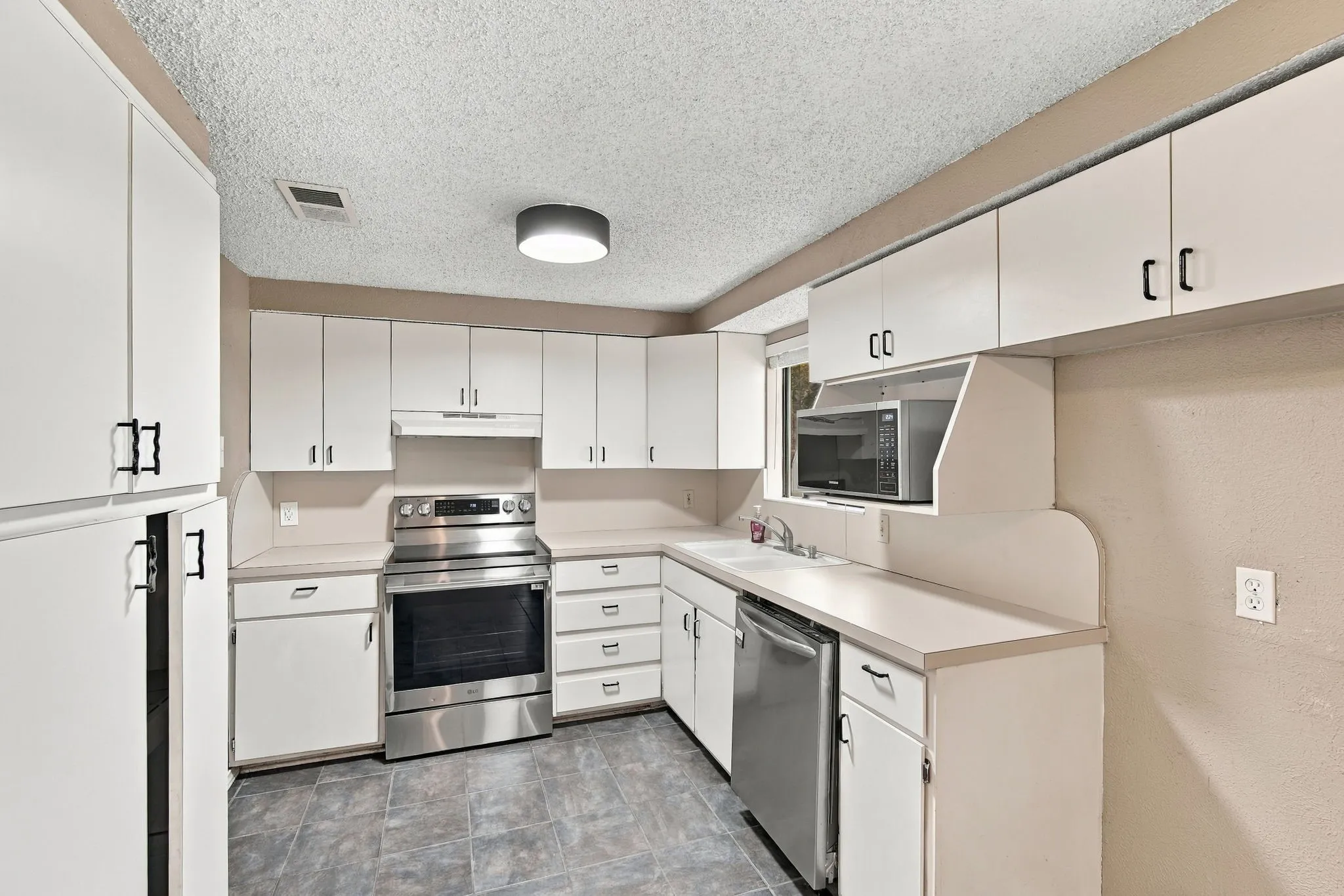 Single Family Residence For Sale in Tarrant County , 500 Robin Drive, Mansfield, Texas 76063, 3 Bedroom, 2 Bathroom, 2 Garage spaces, 1,181 Sqft, built in 1973, mls#21420223, Real Estate Agent in Mansfield, Homes For Sale in Tarrant county, Homes For Sale in Mansfield, Realtor in Mansfield Texas, Real Estate Brokerage Independent Realty Texas, Luminita Cordes Realtor