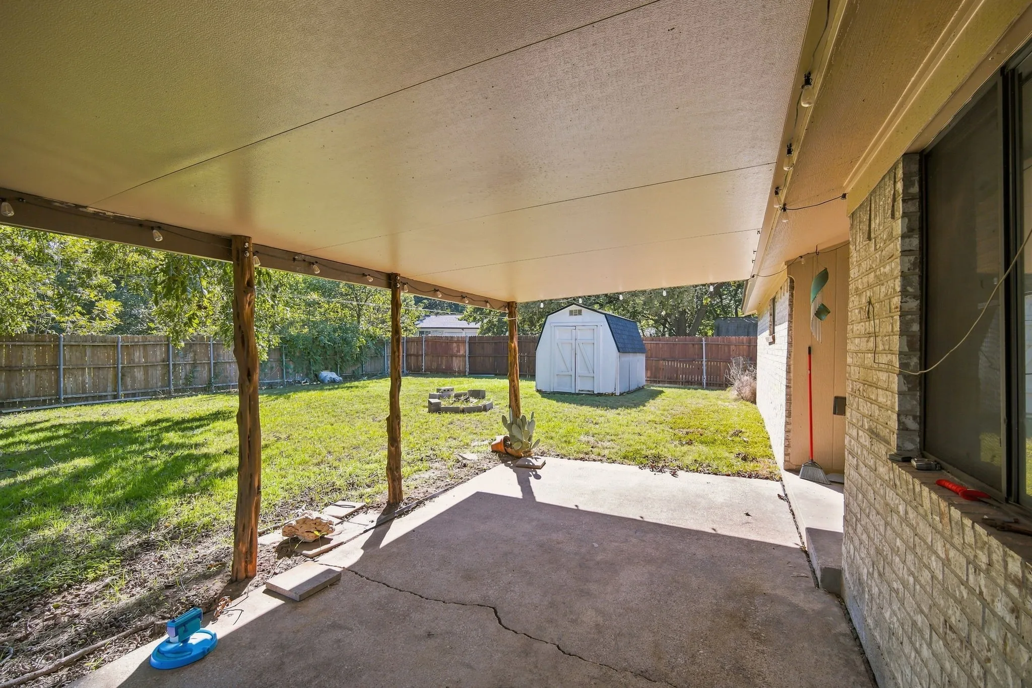 Single Family Residence For Sale in Tarrant County , 500 Robin Drive, Mansfield, Texas 76063, 3 Bedroom, 2 Bathroom, 2 Garage spaces, 1,181 Sqft, built in 1973, mls#21420223, Real Estate Agent in Mansfield, Homes For Sale in Tarrant county, Homes For Sale in Mansfield, Realtor in Mansfield Texas, Real Estate Brokerage Independent Realty Texas, Luminita Cordes Realtor