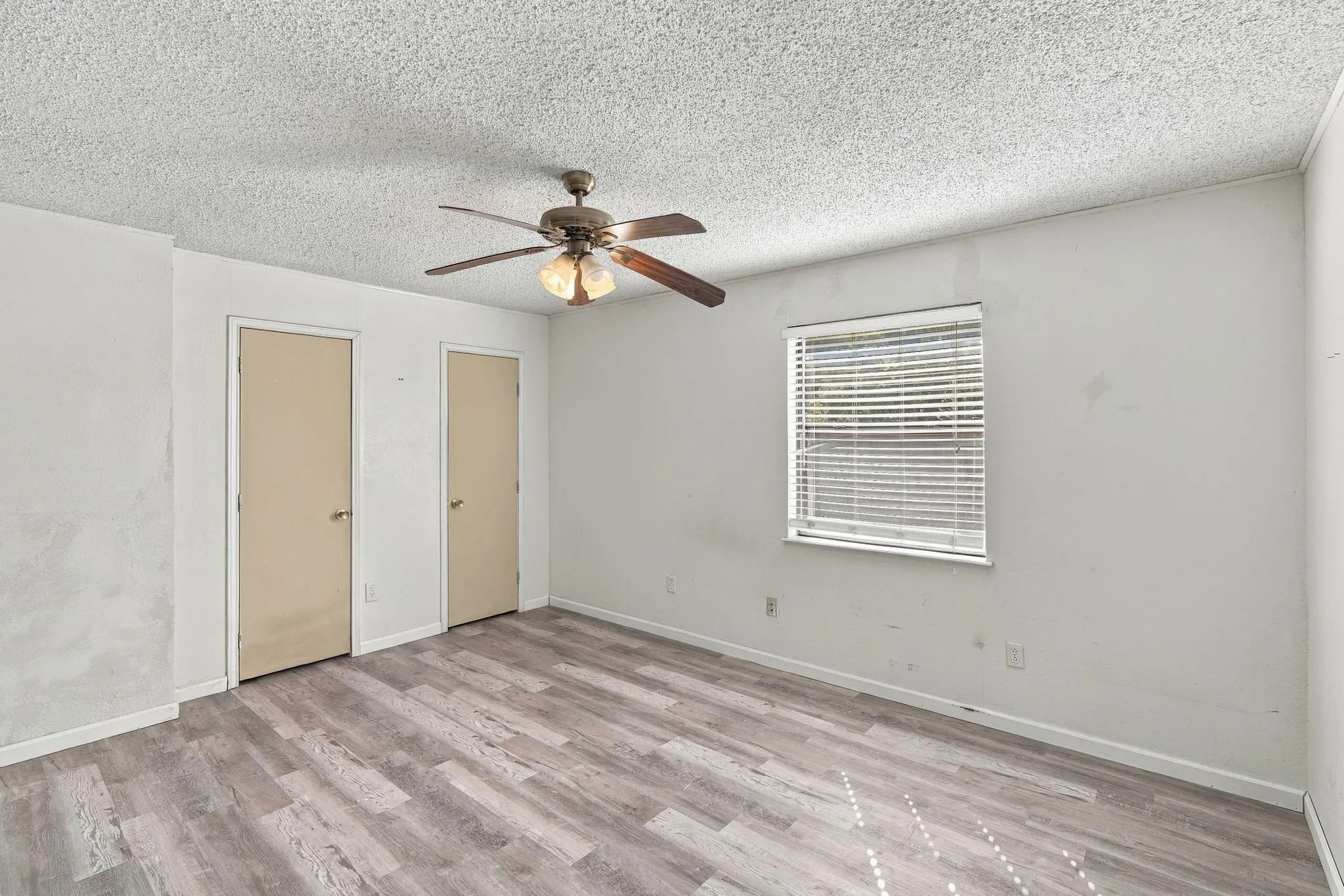 Single Family Residence For Sale in Tarrant County , 500 Robin Drive, Mansfield, Texas 76063, 3 Bedroom, 2 Bathroom, 2 Garage spaces, 1,181 Sqft, built in 1973, mls#21420223, Real Estate Agent in Mansfield, Homes For Sale in Tarrant county, Homes For Sale in Mansfield, Realtor in Mansfield Texas, Real Estate Brokerage Independent Realty Texas, Luminita Cordes Realtor