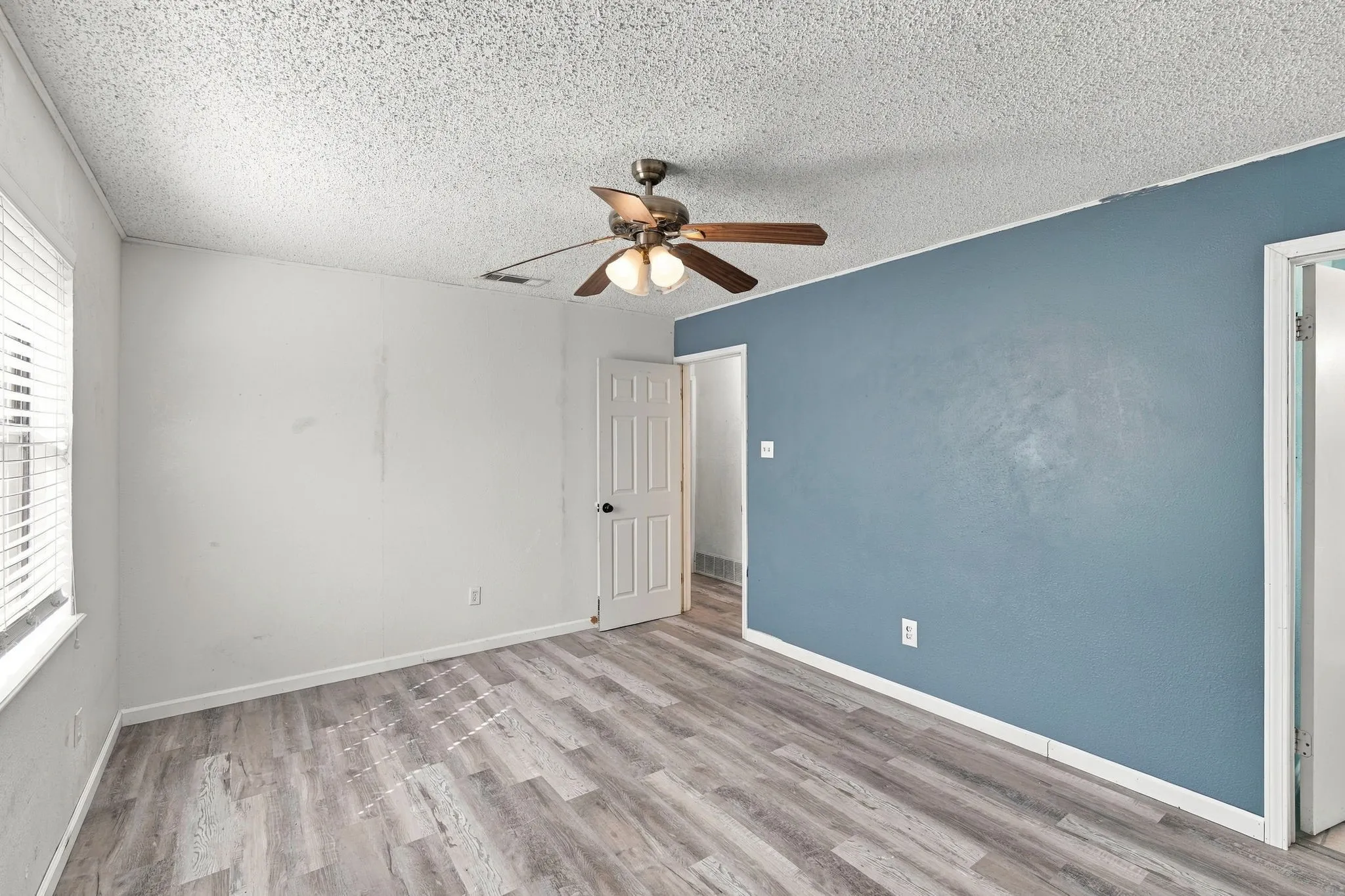 Single Family Residence For Sale in Tarrant County , 500 Robin Drive, Mansfield, Texas 76063, 3 Bedroom, 2 Bathroom, 2 Garage spaces, 1,181 Sqft, built in 1973, mls#21420223, Real Estate Agent in Mansfield, Homes For Sale in Tarrant county, Homes For Sale in Mansfield, Realtor in Mansfield Texas, Real Estate Brokerage Independent Realty Texas, Luminita Cordes Realtor