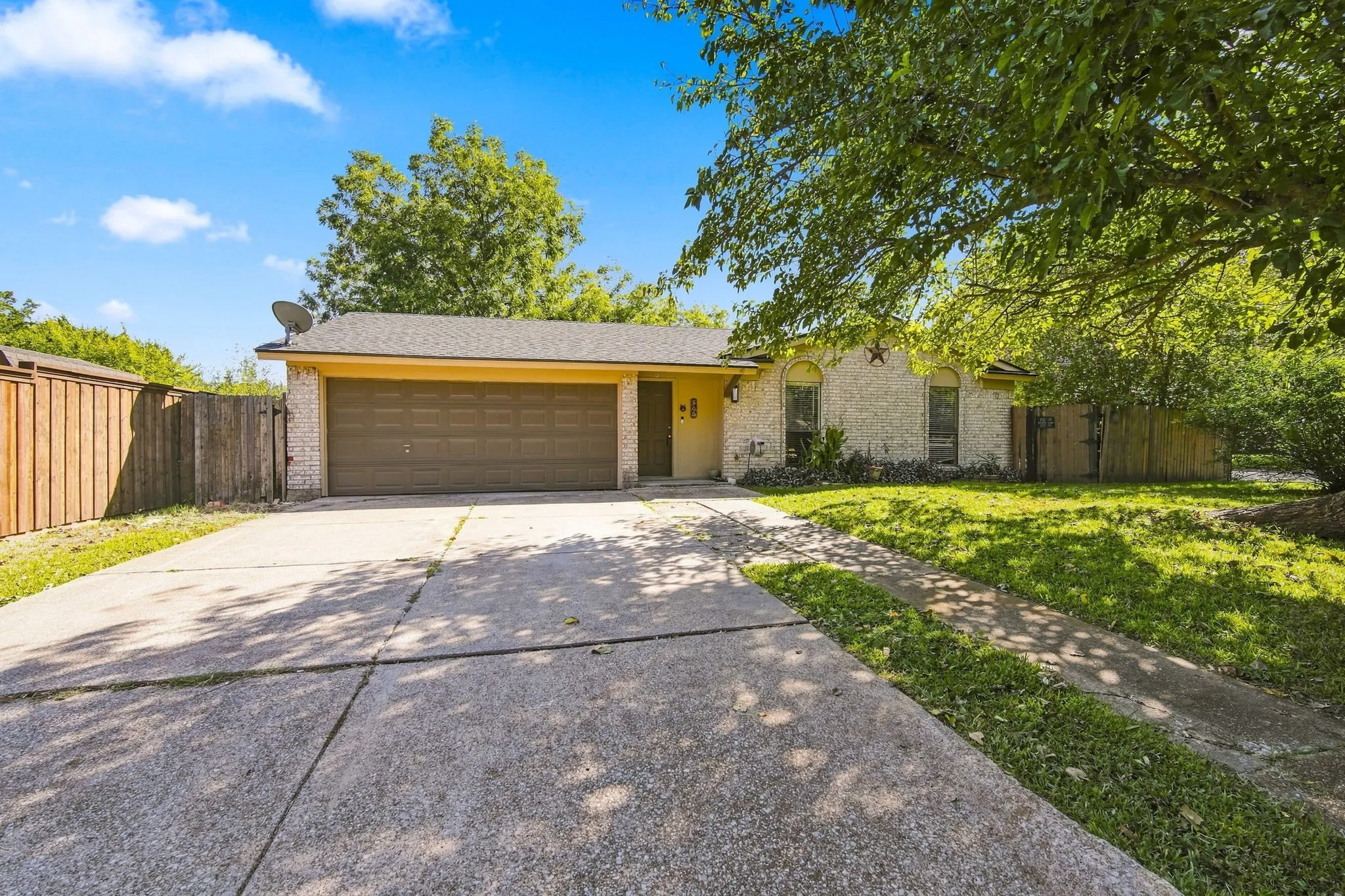 Single Family Residence For Sale in Tarrant County , 500 Robin Drive, Mansfield, Texas 76063, 3 Bedroom, 2 Bathroom, 2 Garage spaces, 1,181 Sqft, built in 1973, mls#21420223, Real Estate Agent in Mansfield, Homes For Sale in Tarrant county, Homes For Sale in Mansfield, Realtor in Mansfield Texas, Real Estate Brokerage Independent Realty Texas, Luminita Cordes Realtor