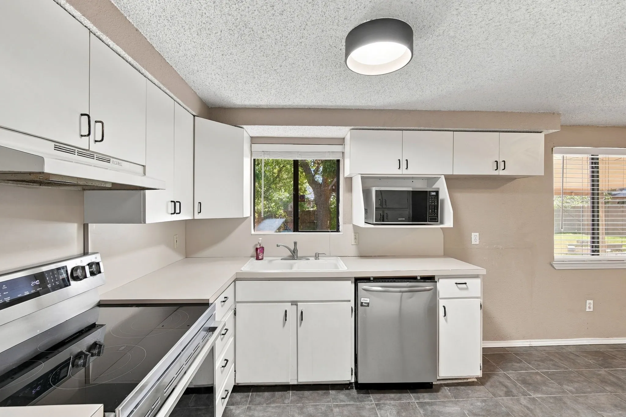 Single Family Residence For Sale in Tarrant County , 500 Robin Drive, Mansfield, Texas 76063, 3 Bedroom, 2 Bathroom, 2 Garage spaces, 1,181 Sqft, built in 1973, mls#21420223, Real Estate Agent in Mansfield, Homes For Sale in Tarrant county, Homes For Sale in Mansfield, Realtor in Mansfield Texas, Real Estate Brokerage Independent Realty Texas, Luminita Cordes Realtor