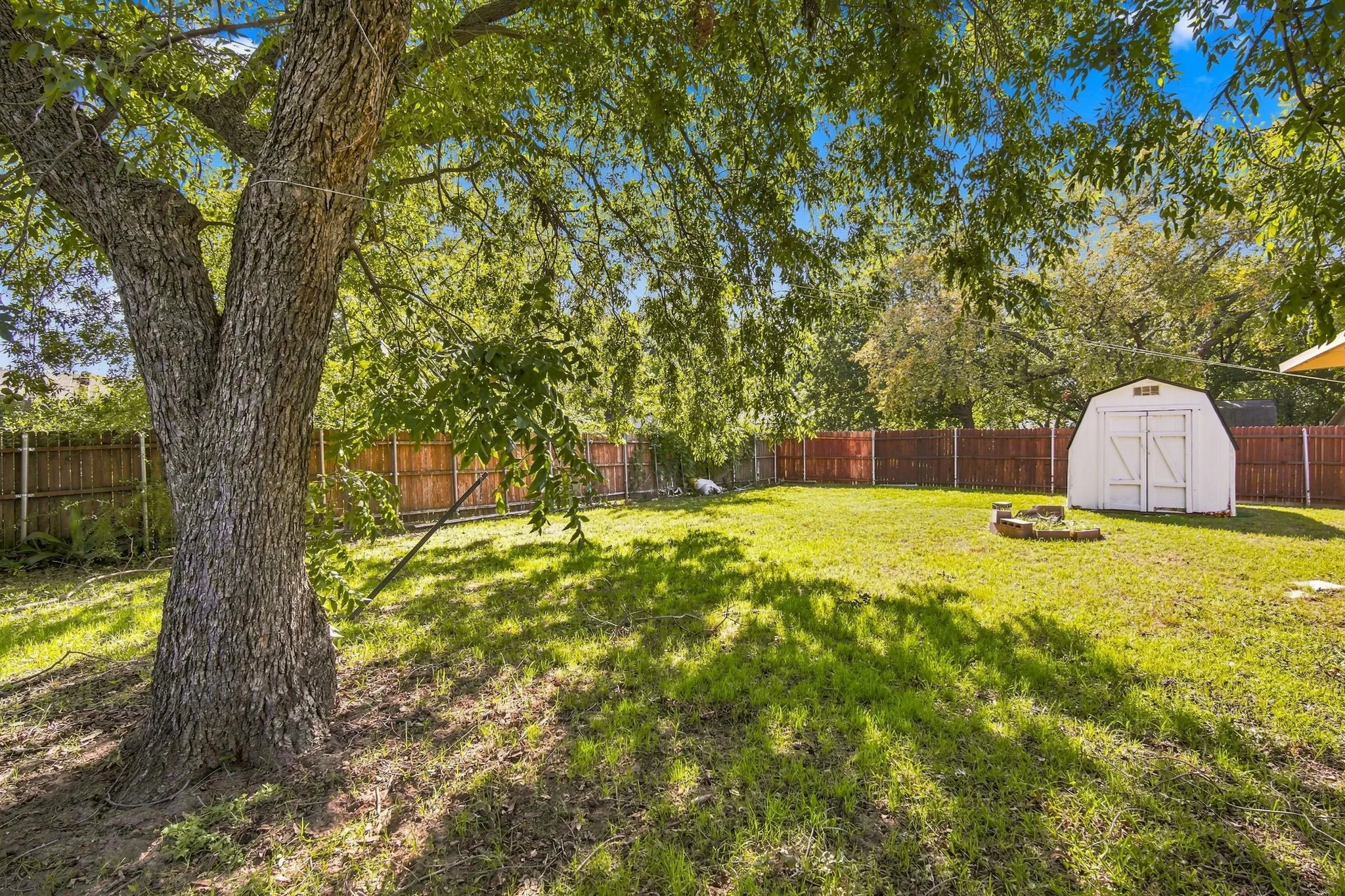 Single Family Residence For Sale in Tarrant County , 500 Robin Drive, Mansfield, Texas 76063, 3 Bedroom, 2 Bathroom, 2 Garage spaces, 1,181 Sqft, built in 1973, mls#21420223, Real Estate Agent in Mansfield, Homes For Sale in Tarrant county, Homes For Sale in Mansfield, Realtor in Mansfield Texas, Real Estate Brokerage Independent Realty Texas, Luminita Cordes Realtor