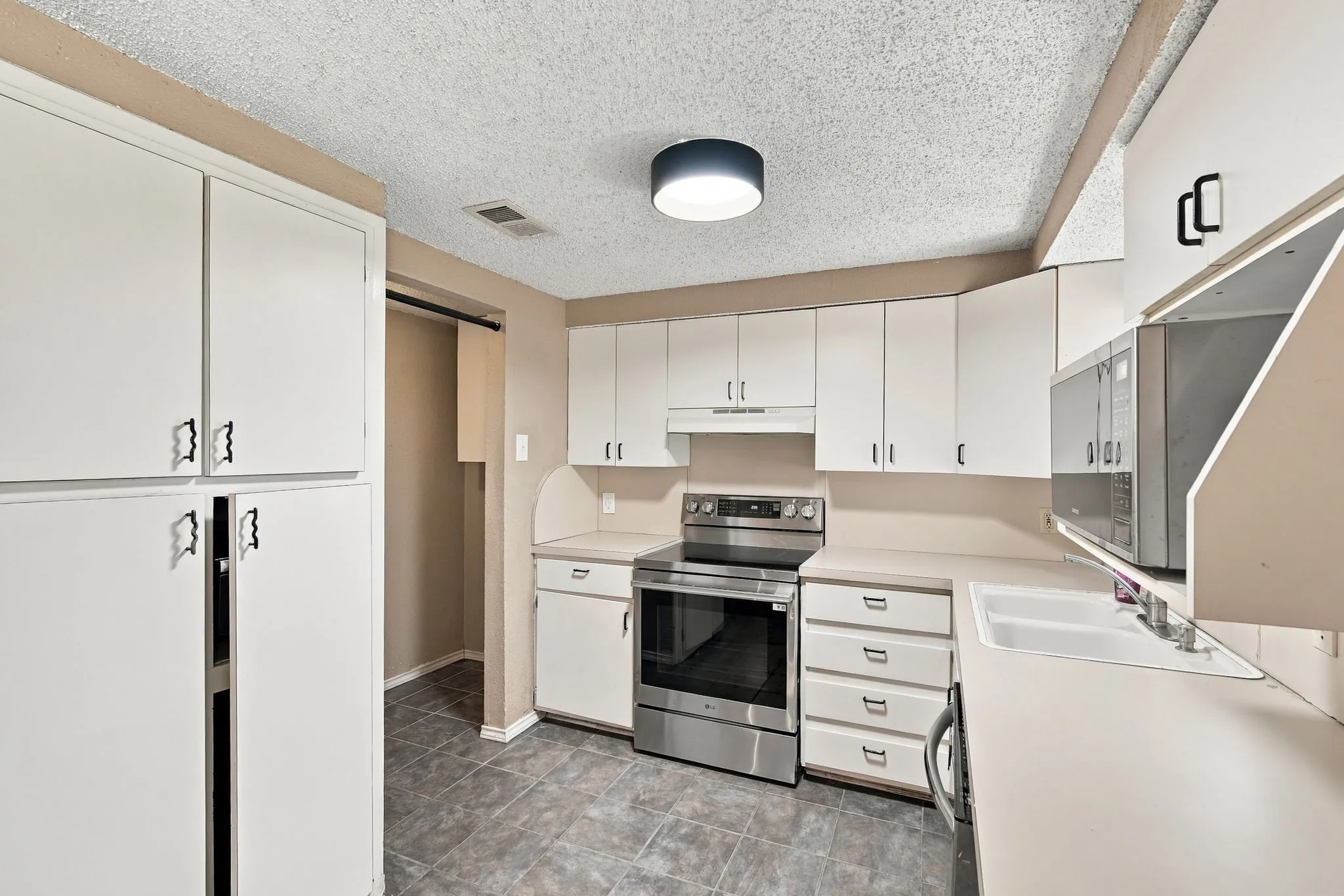 Single Family Residence For Sale in Tarrant County , 500 Robin Drive, Mansfield, Texas 76063, 3 Bedroom, 2 Bathroom, 2 Garage spaces, 1,181 Sqft, built in 1973, mls#21420223, Real Estate Agent in Mansfield, Homes For Sale in Tarrant county, Homes For Sale in Mansfield, Realtor in Mansfield Texas, Real Estate Brokerage Independent Realty Texas, Luminita Cordes Realtor